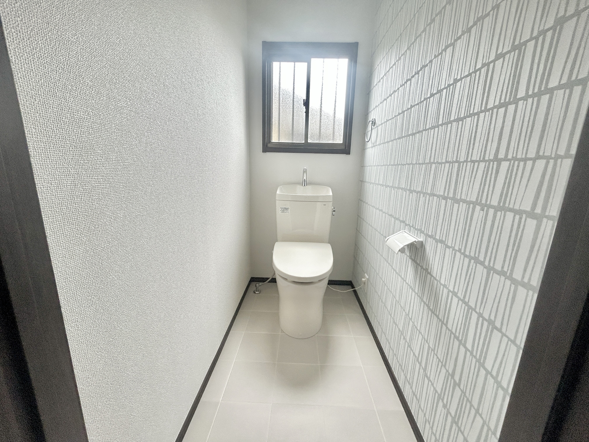 伊勢崎市今泉町1期　中古住宅のトイレ|節水型でエコなトイレには、今では当たり前の洗浄付き。便座を温める機能もついていて、居心地良くてトイレから出られなくなるかも！換気用に換気扇はもちろん、窓も着いているので常に快適ですね♪