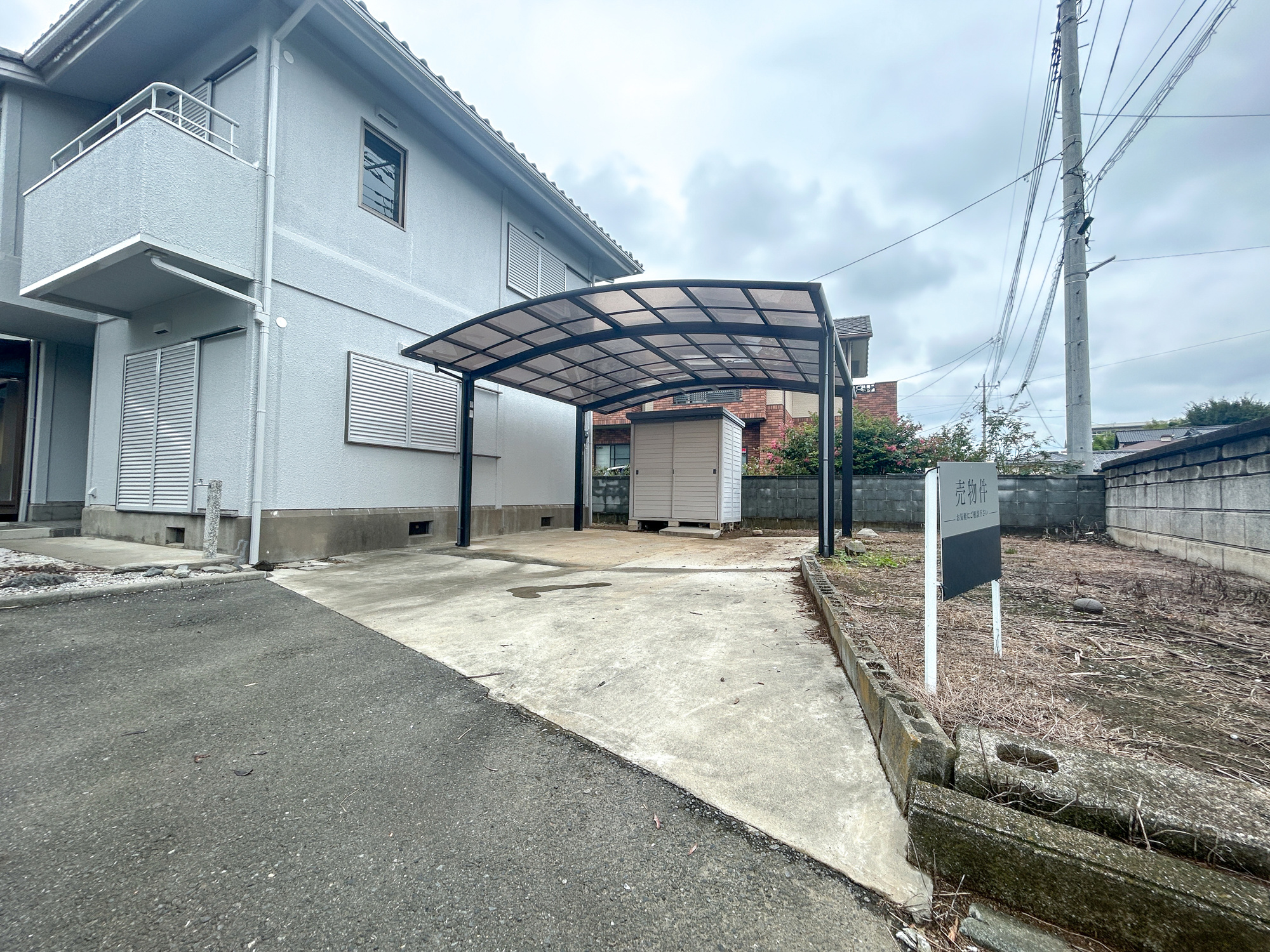 伊勢崎市今泉町1期　中古住宅の駐車場|大切な愛車を守るカーポート付！駐車4台可能です♪