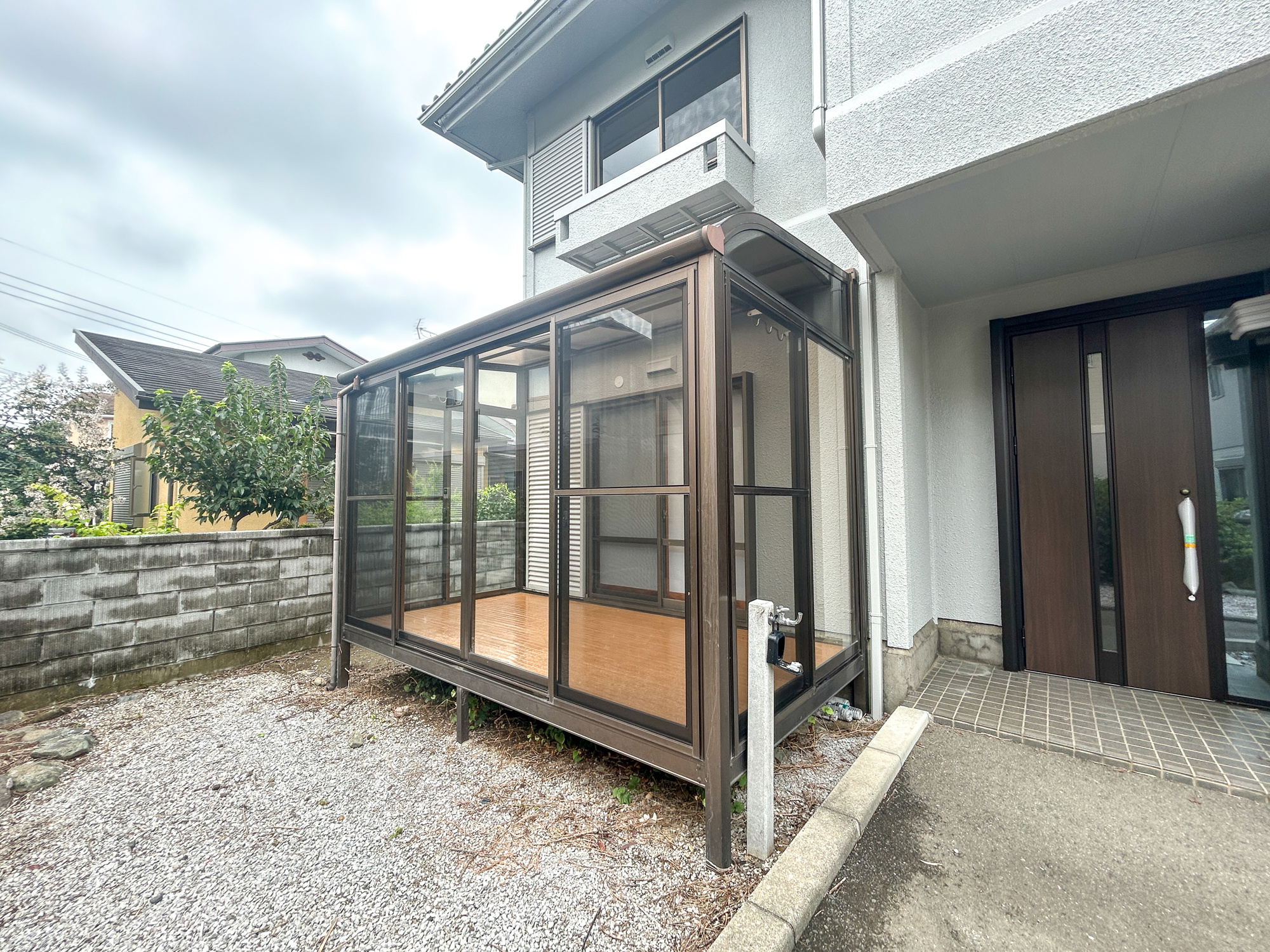 伊勢崎市今泉町1期　中古住宅のその他|室内から出入りできるテラス屋根付きスペースは、雨の日でも使いやすく、洗濯物干しやくつろぎの場として活用できます♪