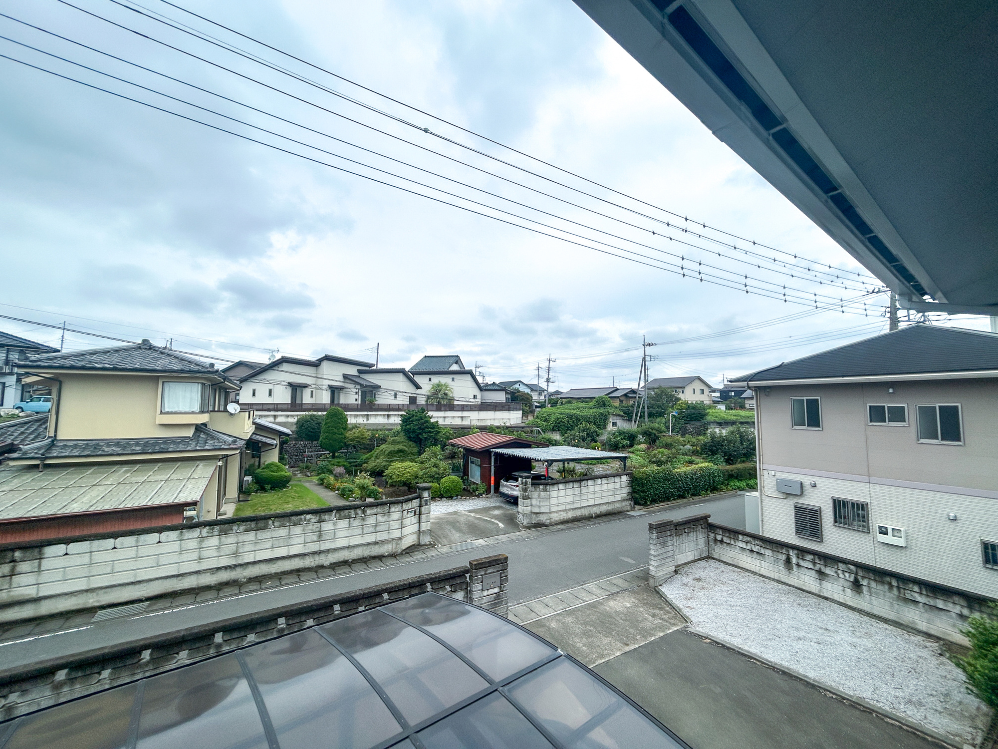 伊勢崎市今泉町1期　中古住宅の展望|閑静な住宅地で子育て家族にピッタリ。毎日のお散歩も快適な緑に恵まれたエリアで、自然に包まれた穏やかな暮らしを実現するための、ゆとりある住環境が整っています。緑の潤いを感じながらホッと生活できそう。