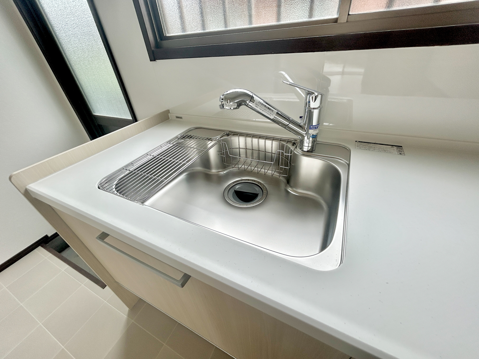 伊勢崎市今泉町1期　中古住宅の設備|浄水機能付シャワー水栓は、浄水器ごと蛇口が引き出せるから、ポットやお鍋などに浄水を注ぐときやシンクを洗う時に便利です♪		