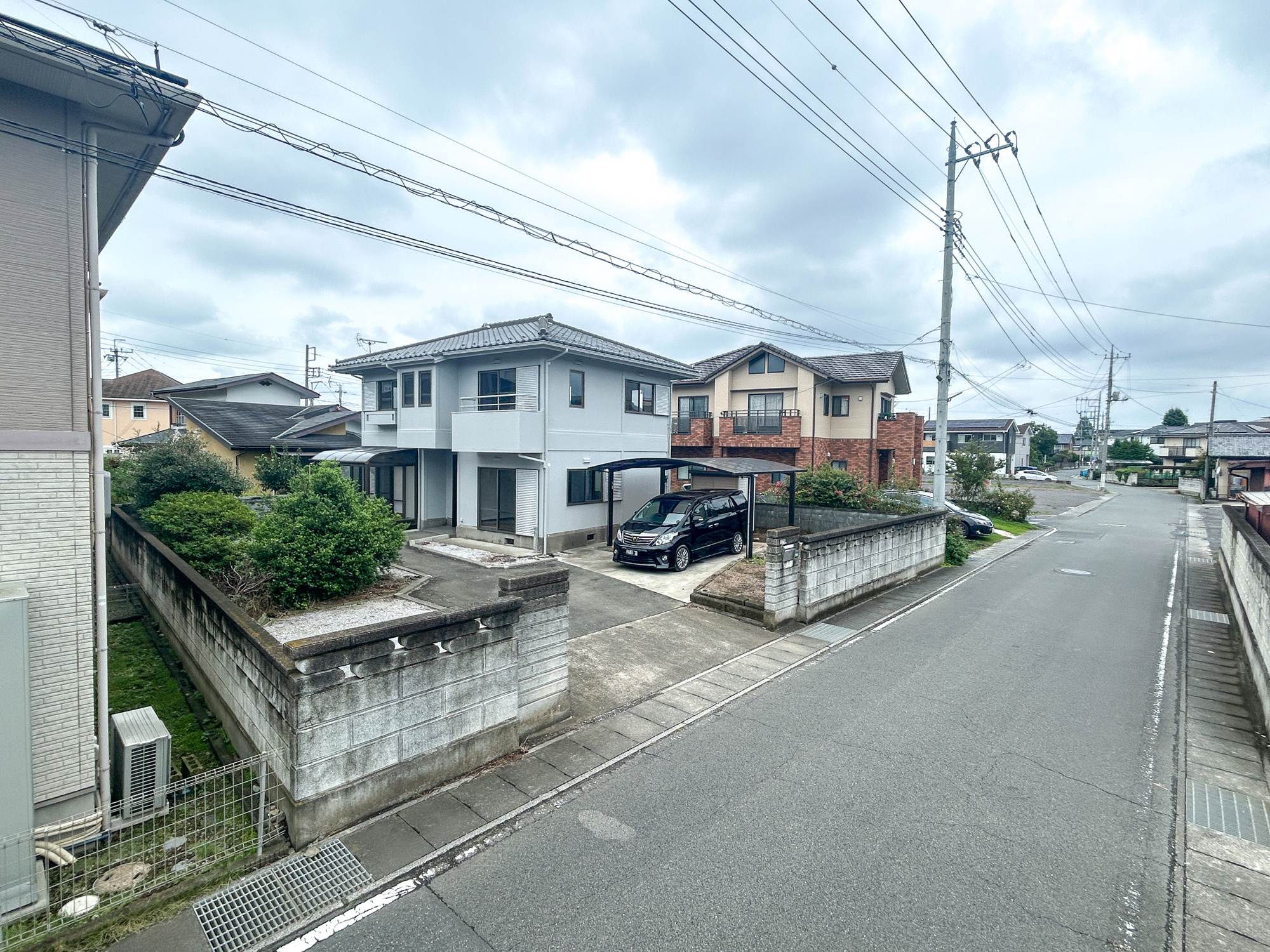 伊勢崎市今泉町1期　中古住宅の前面道路含む現地写真|低層の一戸建てを中心とした街並みが整然と続き、周辺は高い建物が建っていないので、採光や開放性に恵まれ、空が広く緑の多い閑静な趣を感じる環境です。