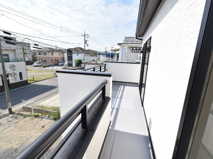 【バルコニー】南向きのバルコニーは日当たりが良く、洗濯物や布団も気持ちよく干せる、毎日の家事にうれしい空間です