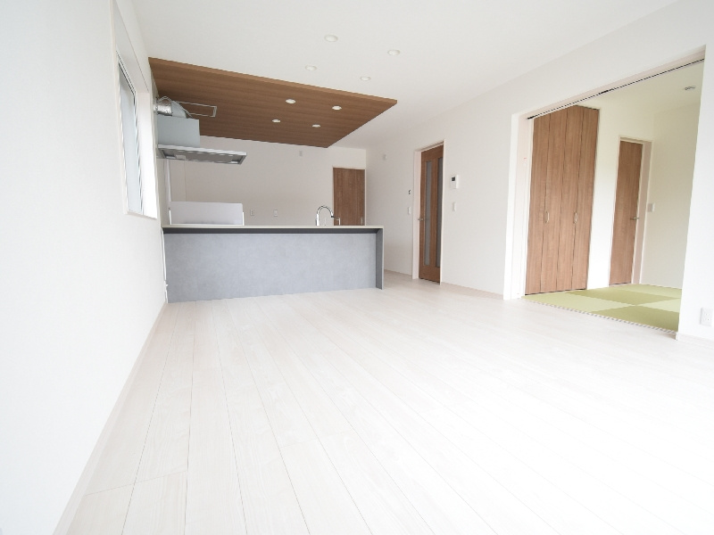 【リビング】大きな窓からたっぷり光が差し込む、明るく開放的なリビング。窓際まで視線が抜け、ゆとりを感じられる心地よい空間です