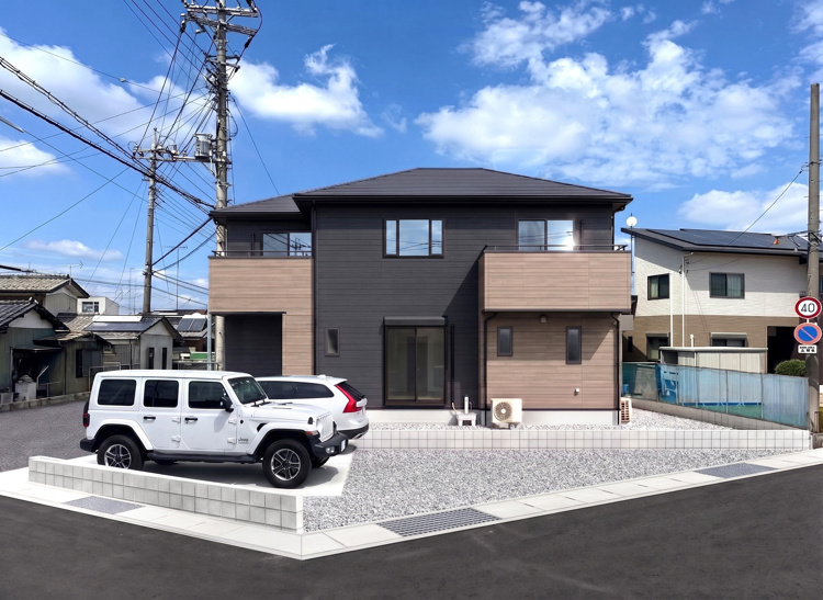 【館林市緑町全1区画　外観完成イメージ】　
落ち着いた建物の形状に合わせ3色をバランス良く貼り分けた重厚感ある落ち着いた印象的な外観です。※現地写真に完成イメージ画像を合成したものです