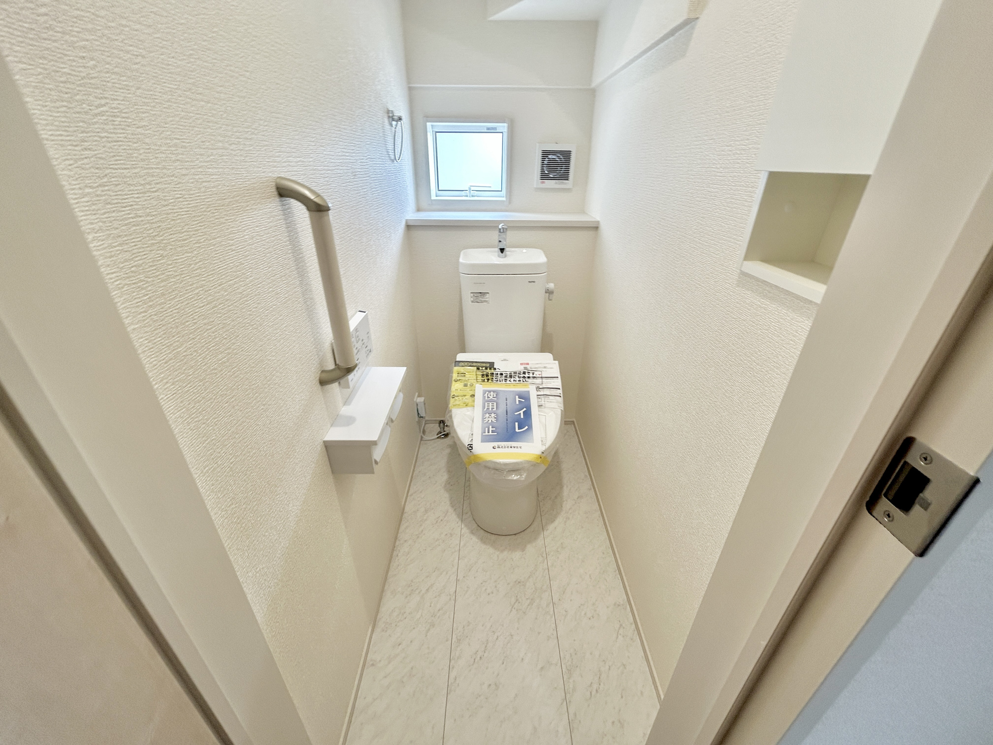 前橋市北代田町　新築住宅全4棟のトイレ|節水型でエコなトイレには、今では当たり前の洗浄付き。便座を温める機能もついていて、居心地良くてトイレから出られなくなるかも！換気用に換気扇はもちろん、窓も着いているので常に快適ですね♪