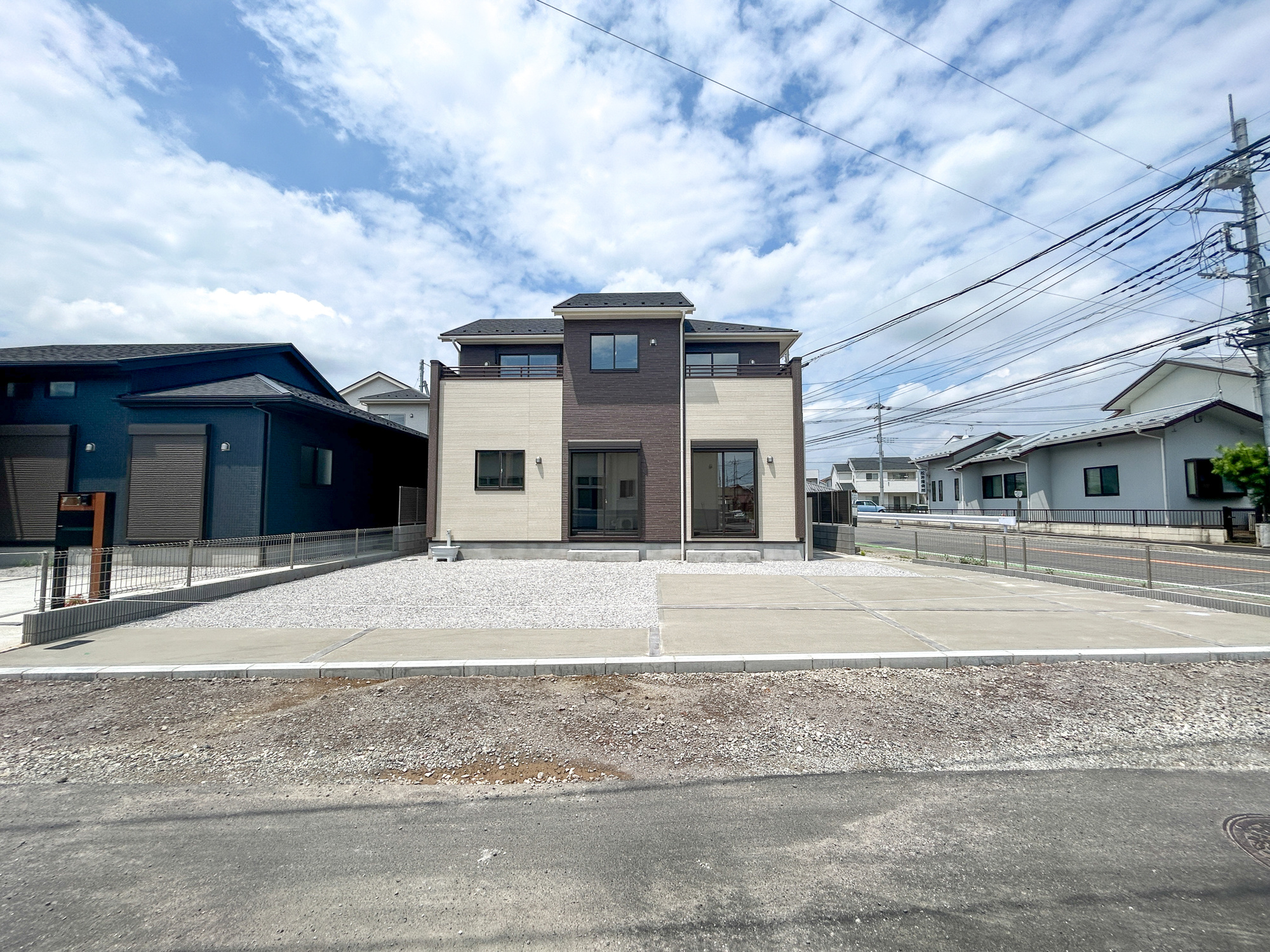 前橋市北代田町　新築住宅全4棟の駐車場|車庫土間施工済み、駐車3台可能です(^^♪