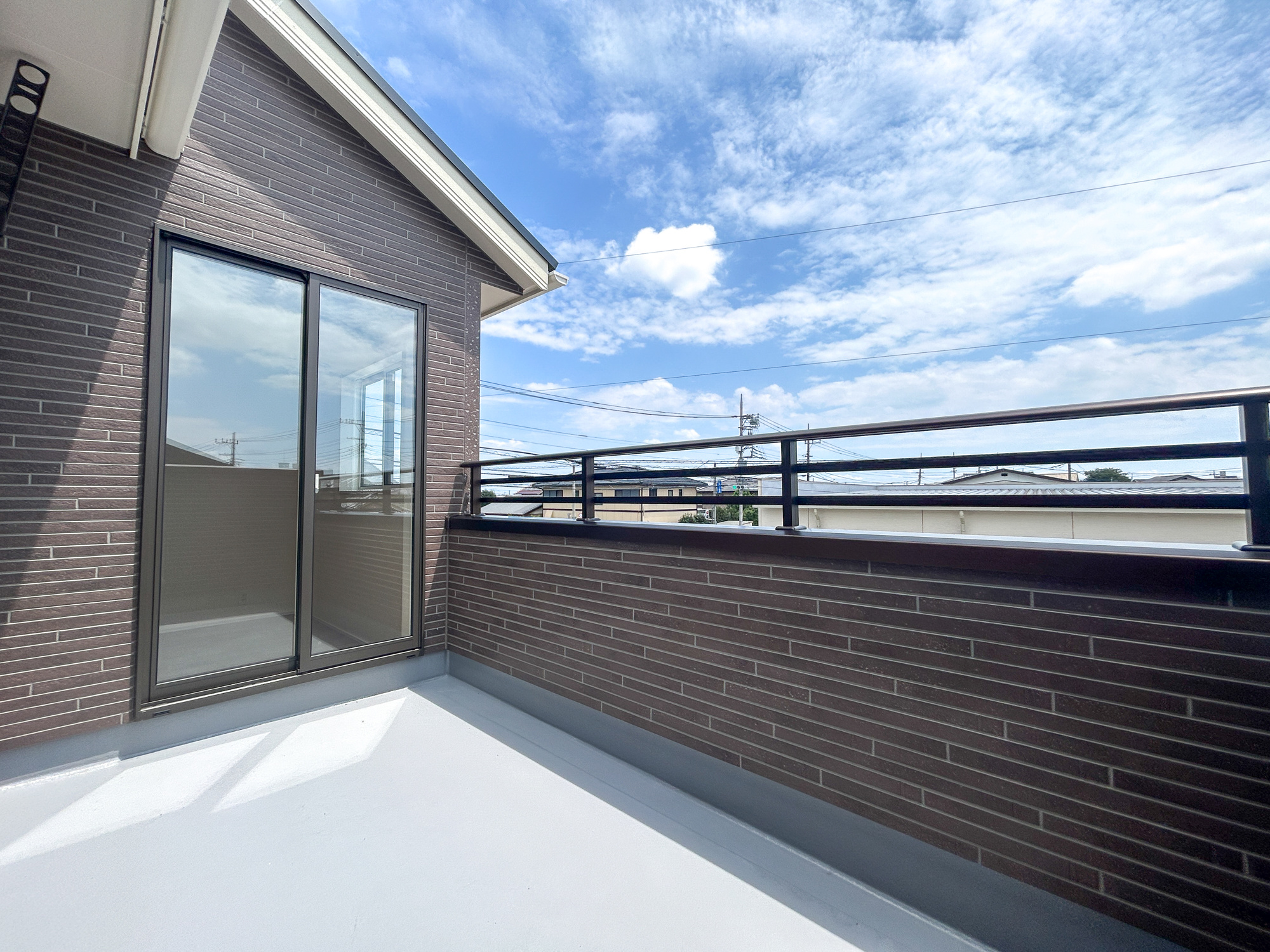 前橋市北代田町　新築住宅全4棟のバルコニー|開放的なバルコニーは見晴らしもよく、太陽の温かな温もりをめいっぱい受け止めてくれます。太陽の光と爽やかな風を受けたお洗濯物はあっという間に乾き、取りこむ時には太陽の匂いを感じられそうですね。