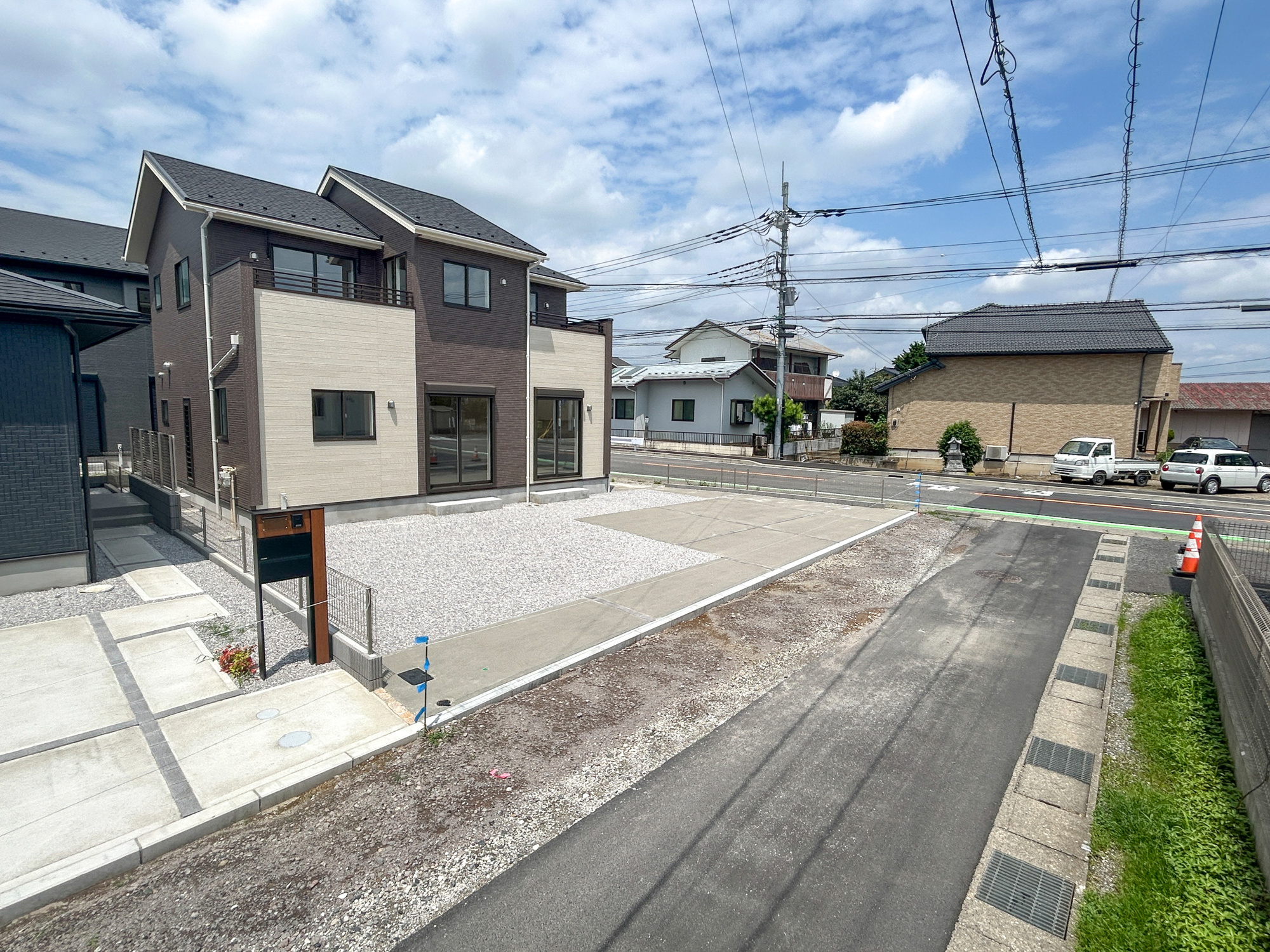 前橋市北代田町　新築住宅全4棟の前面道路含む現地写真|閑静な住宅地で子育て家族にピッタリ。毎日のお散歩も快適な緑に恵まれたエリアで、自然に包まれた穏やかな暮らしを実現するための、ゆとりある住環境が整っています。

