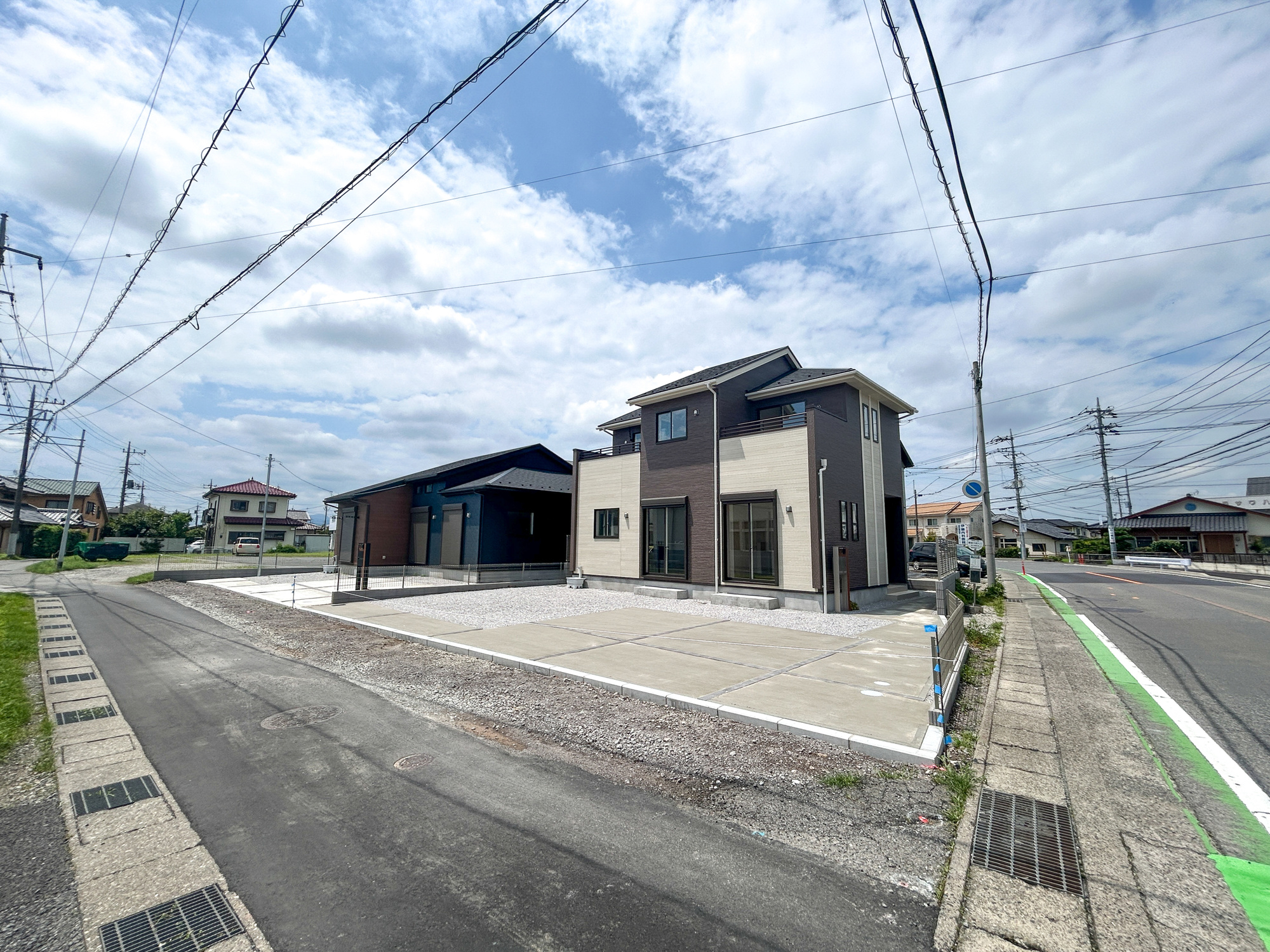 前橋市北代田町　新築住宅全4棟の前面道路含む現地写真|低層の一戸建てを中心とした街並みが整然と続き、周辺は高い建物が建っていないので、採光や開放性に恵まれ、空が広く緑の多い閑静な趣を感じる環境です。

