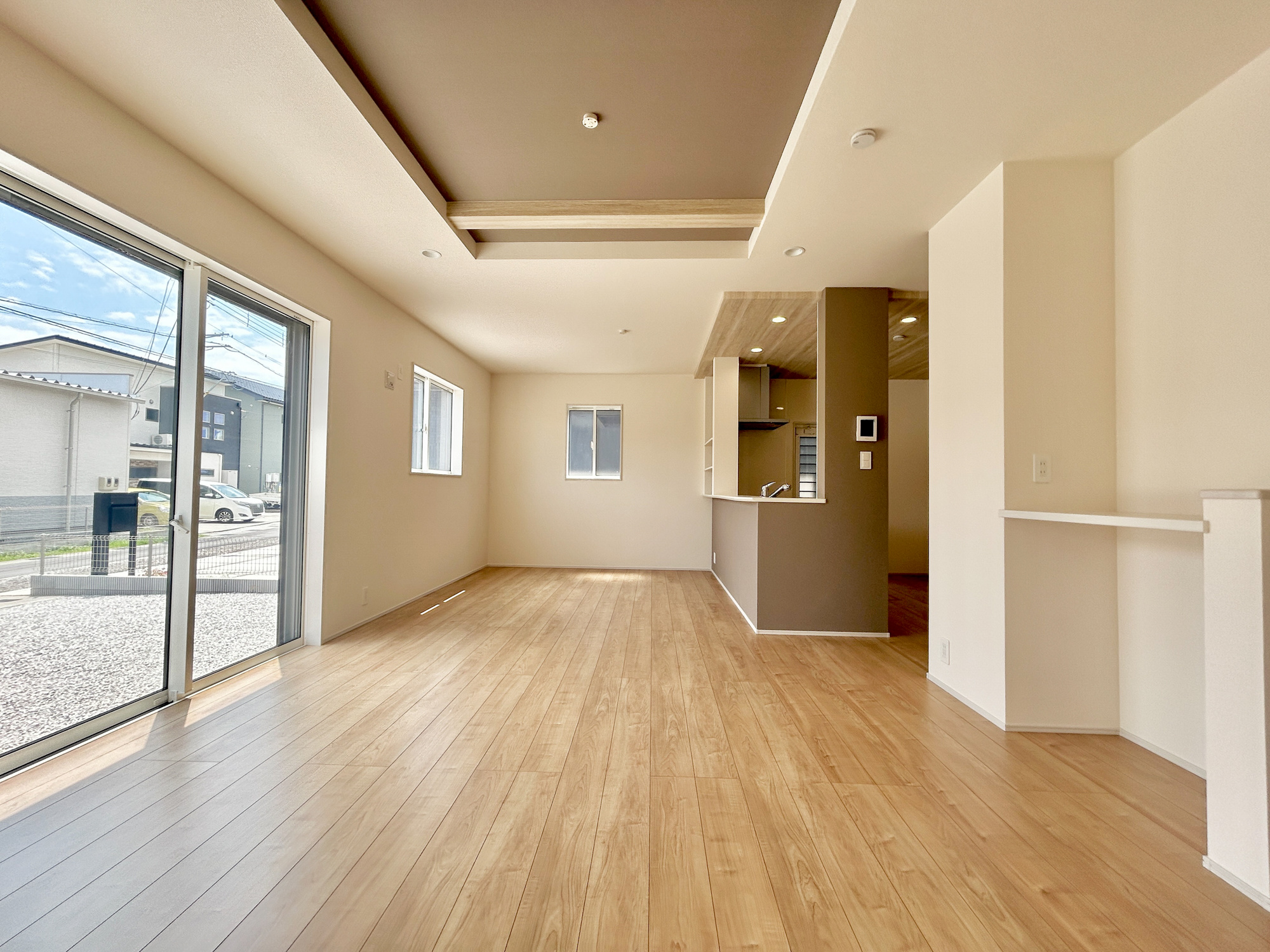 前橋市北代田町　新築住宅全4棟の居間・リビング|室内にいても、たっぷりの陽光と爽やかな風を感じて頂ける、開放感あふれるリビングです。
ご家族と穏やかに過ごす、心地の良い時間が流れます。