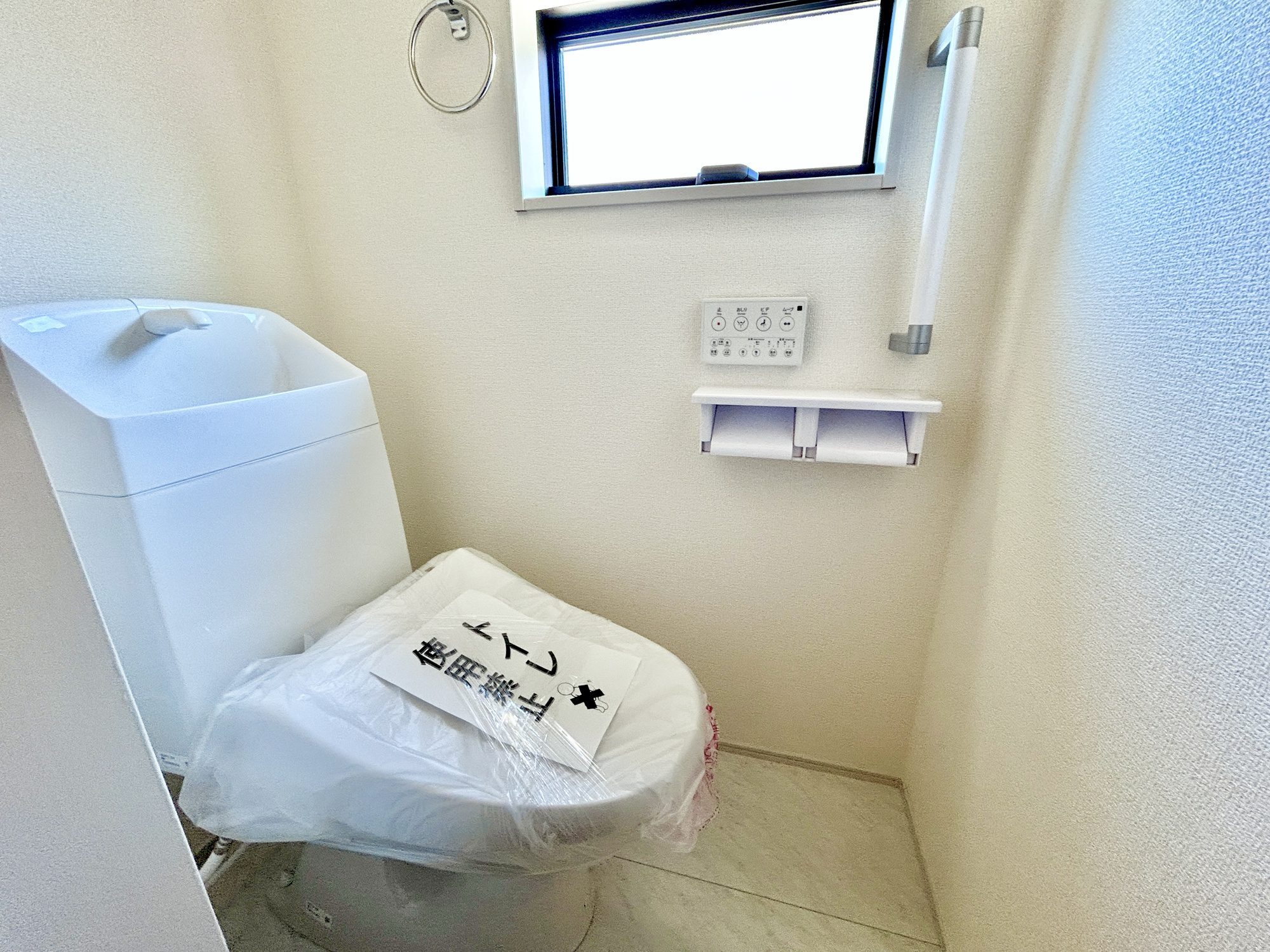 前橋市樋越町第4　新築住宅全6棟のトイレ|節水型でエコなトイレには、今では当たり前の洗浄付き。便座を温める機能もついていて、居心地良くてトイレから出られなくなるかも！換気用に換気扇はもちろん、窓も着いているので常に快適ですね♪