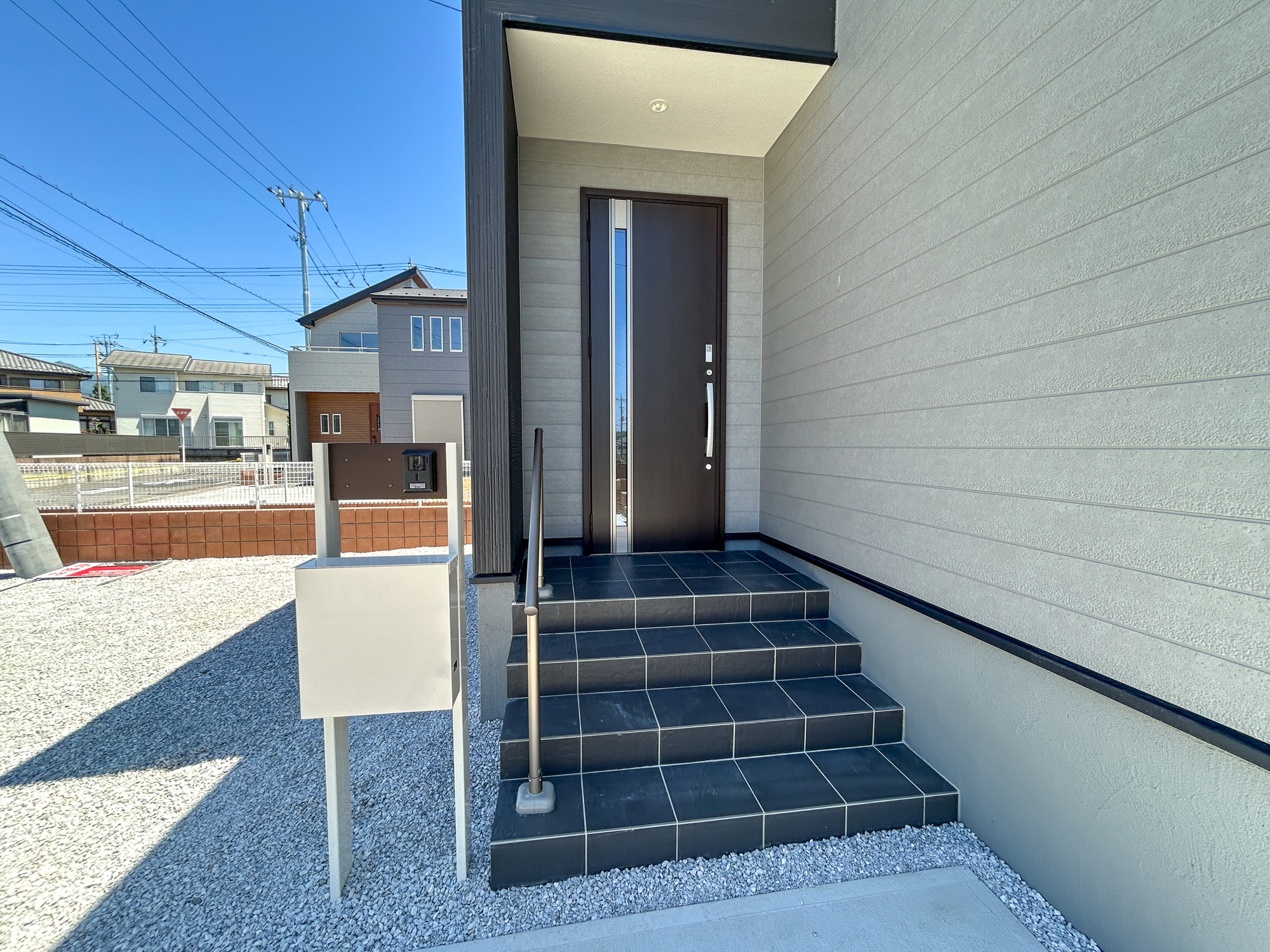 前橋市樋越町第4　新築住宅全6棟の玄関|明るく優しいイメージの玄関アプローチ。玄関上は屋根があるので雨の心配いらず♪