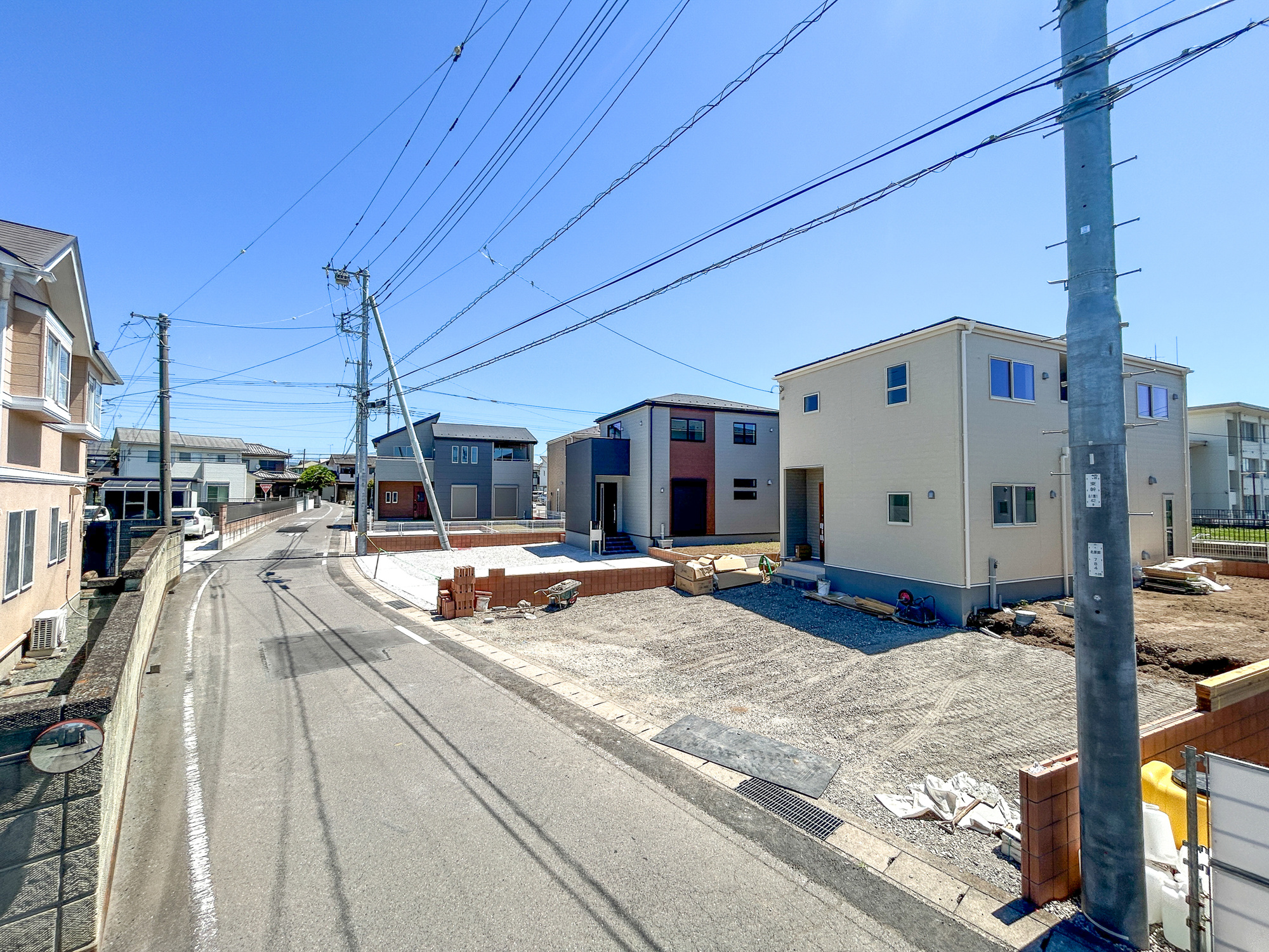 前橋市樋越町第4　新築住宅全6棟の前面道路含む現地写真|閑静な住宅地で子育て家族にピッタリ。毎日のお散歩も快適な緑に恵まれたエリアで、自然に包まれた穏やかな暮らしを実現するための、ゆとりある住環境が整っています。

