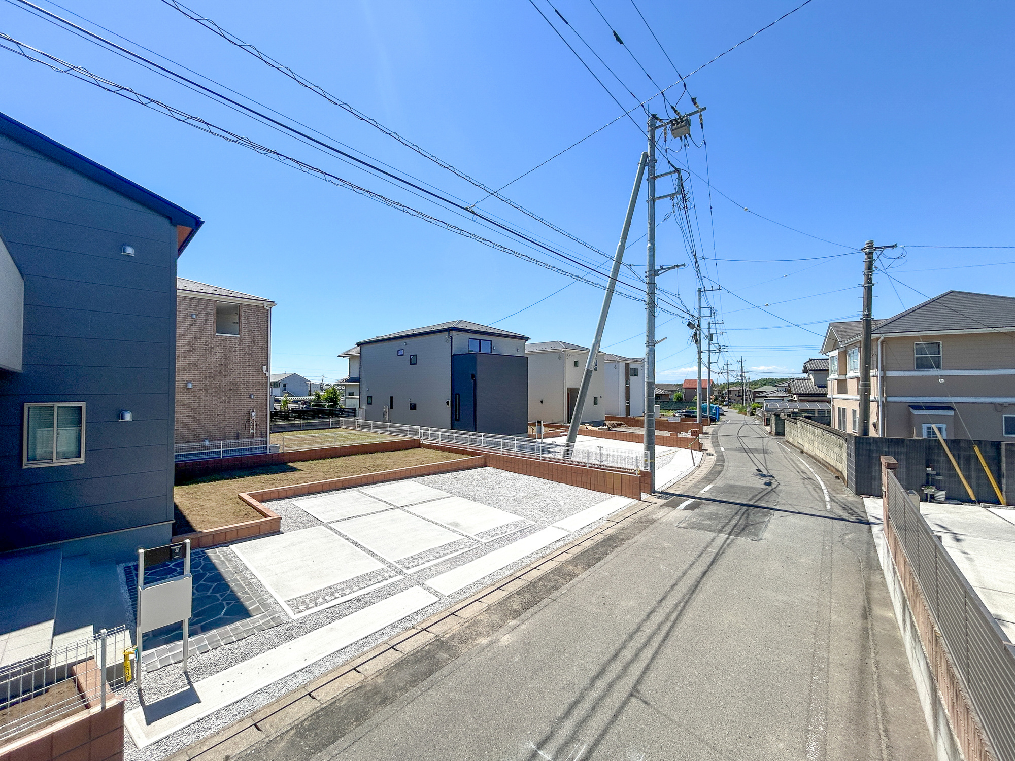 前橋市樋越町第4　新築住宅全6棟の前面道路含む現地写真|低層の一戸建てを中心とした街並みが整然と続き、周辺は高い建物が建っていないので、採光や開放性に恵まれ、空が広く緑の多い閑静な趣を感じる環境です。


