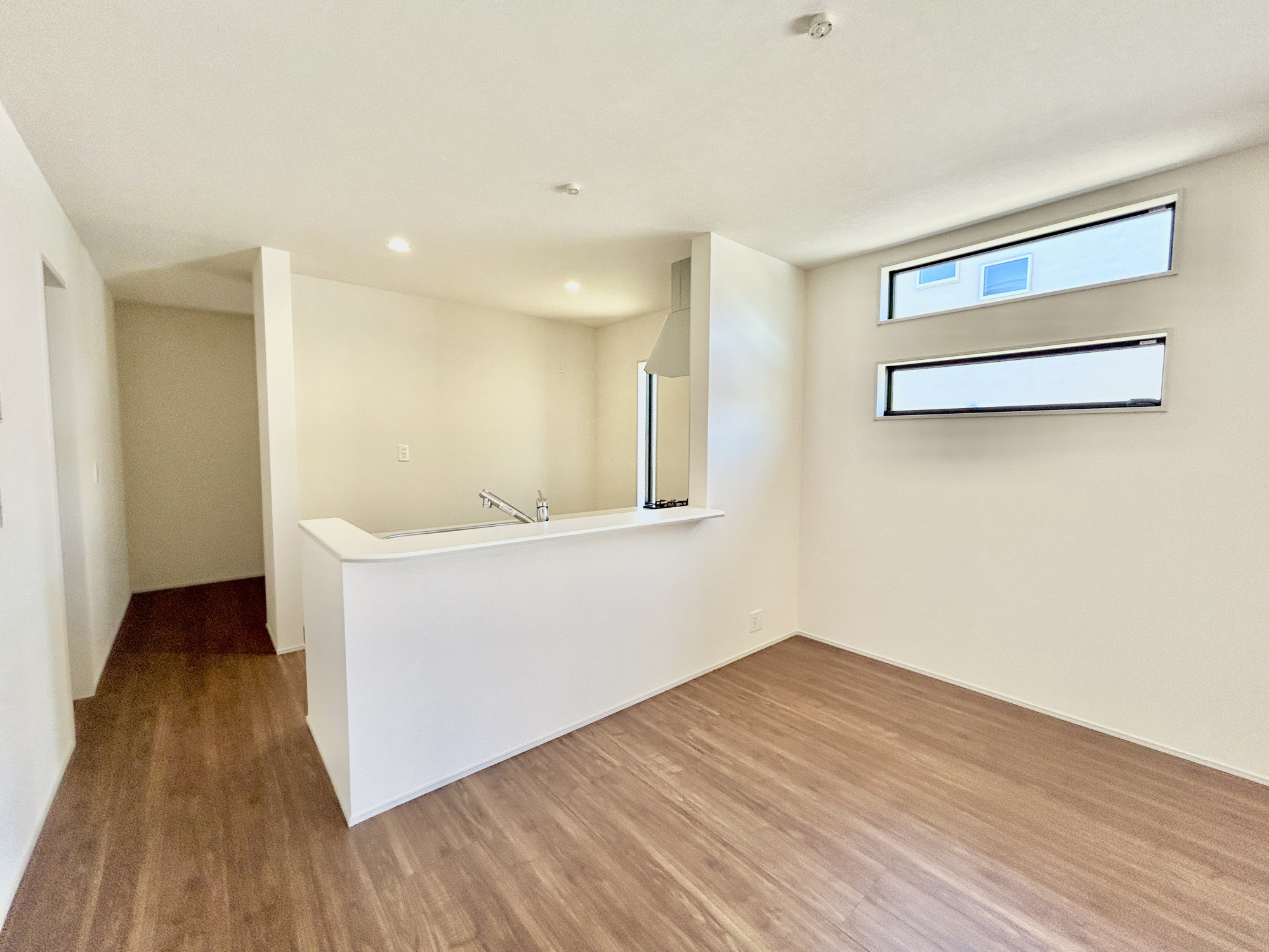 前橋市樋越町第4　新築住宅全6棟の居間・リビング|ここにはみんなが集い、食事と楽しい会話が始まる。話に夢中になりすぎて、ついつい時を忘れてしまう。そんな束の間の幸せを感じさせてくれる場所。