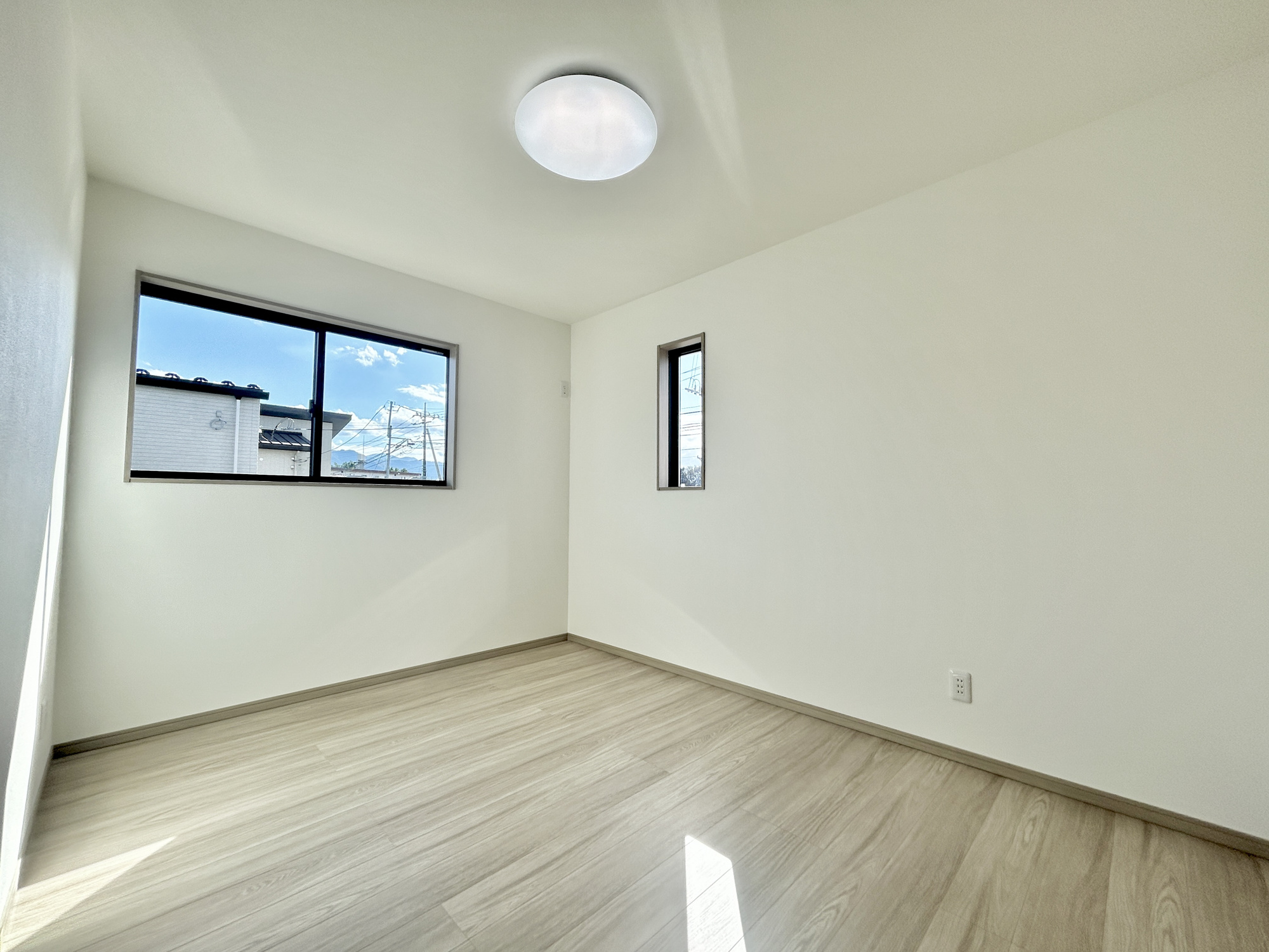 高崎市吉井町吉井第1期　新築住宅全4棟の洋室|木目のフローリングが暖かみのある室内に。明るい寝室で心地のいい朝を迎えられそう。
