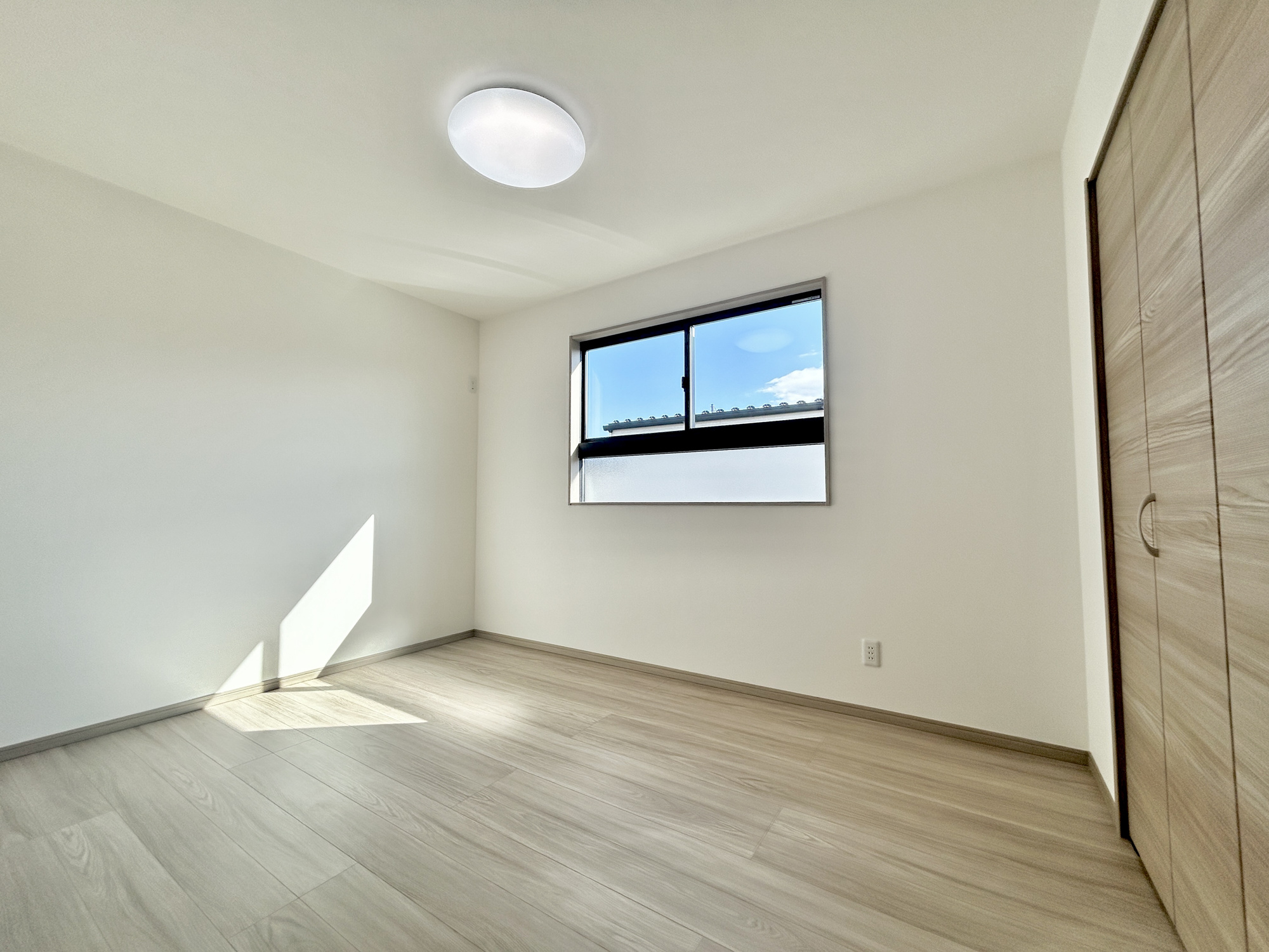 高崎市吉井町吉井第1期　新築住宅全4棟の子供部屋|家族一人ひとりの大切なプライベート空間。趣味に合わせて使って頂けるようシンプルに仕上げてあります。暮らし心地を大きく左右する収納を、適材適所に配置し使い勝手を考慮しました。