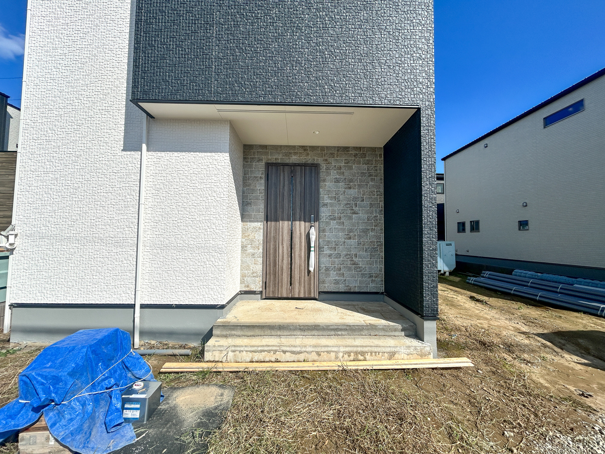 高崎市吉井町吉井第1期　新築住宅全4棟の玄関|玄関上は屋根があるので雨の心配いらず♪