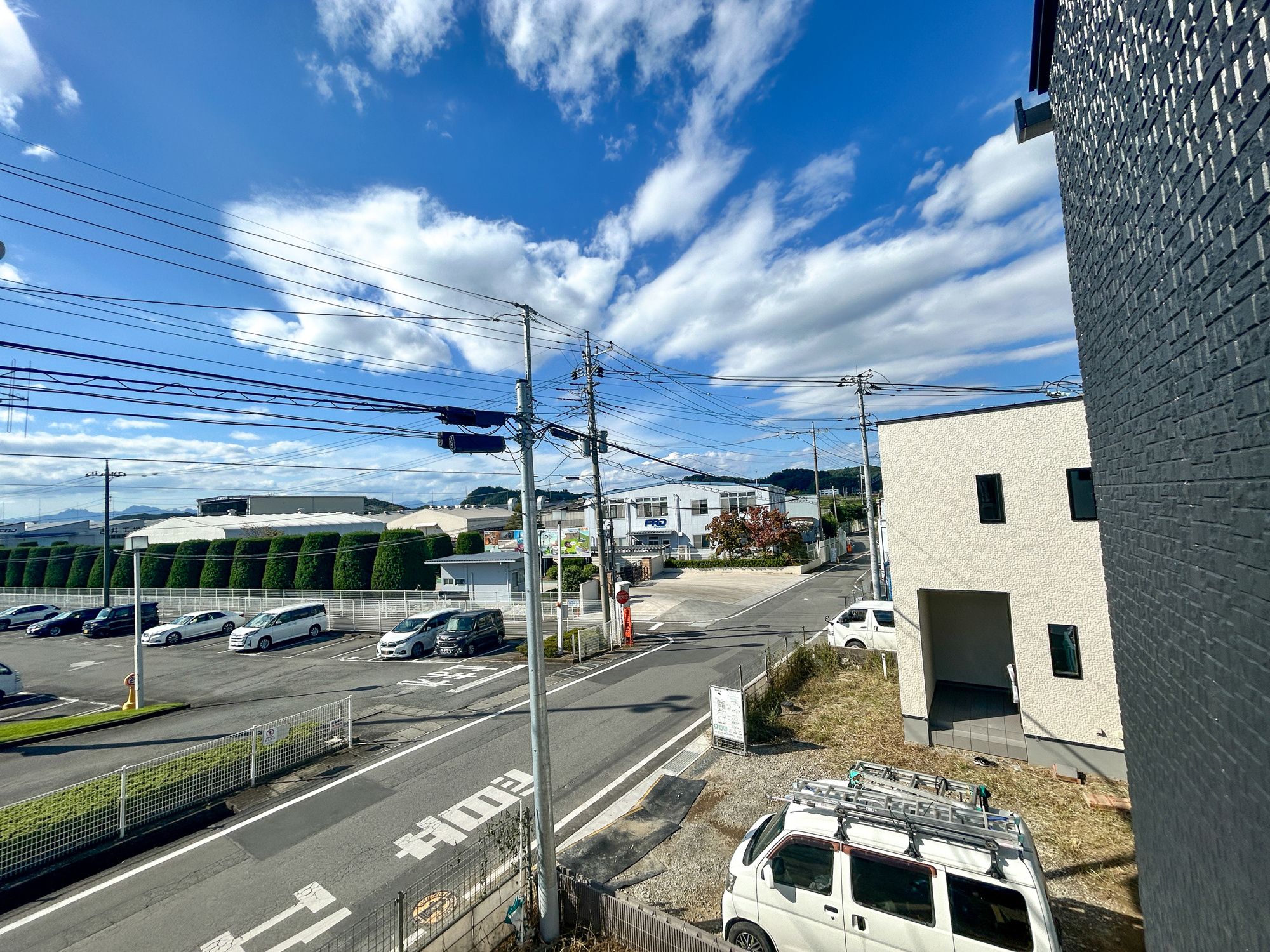 高崎市吉井町吉井第1期　新築住宅全4棟の展望|低層の一戸建てを中心とした街並みが整然と続き、周辺は高い建物が建っていないので、採光や開放性に恵まれ、空が広く緑の多い閑静な趣を感じる環境です。