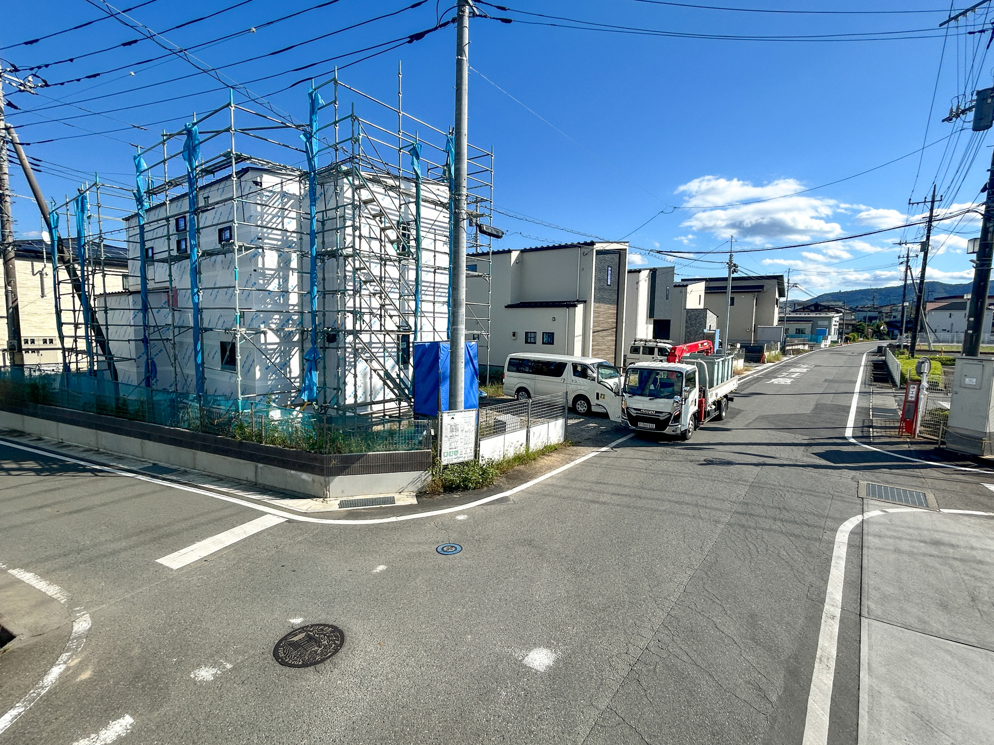 高崎市吉井町吉井第1期　新築住宅全4棟の前面道路含む現地写真|閑静な住宅地で子育て家族にピッタリ。毎日のお散歩も快適な緑に恵まれたエリアで、自然に包まれた穏やかな暮らしを実現するための、ゆとりある住環境が整っています。

