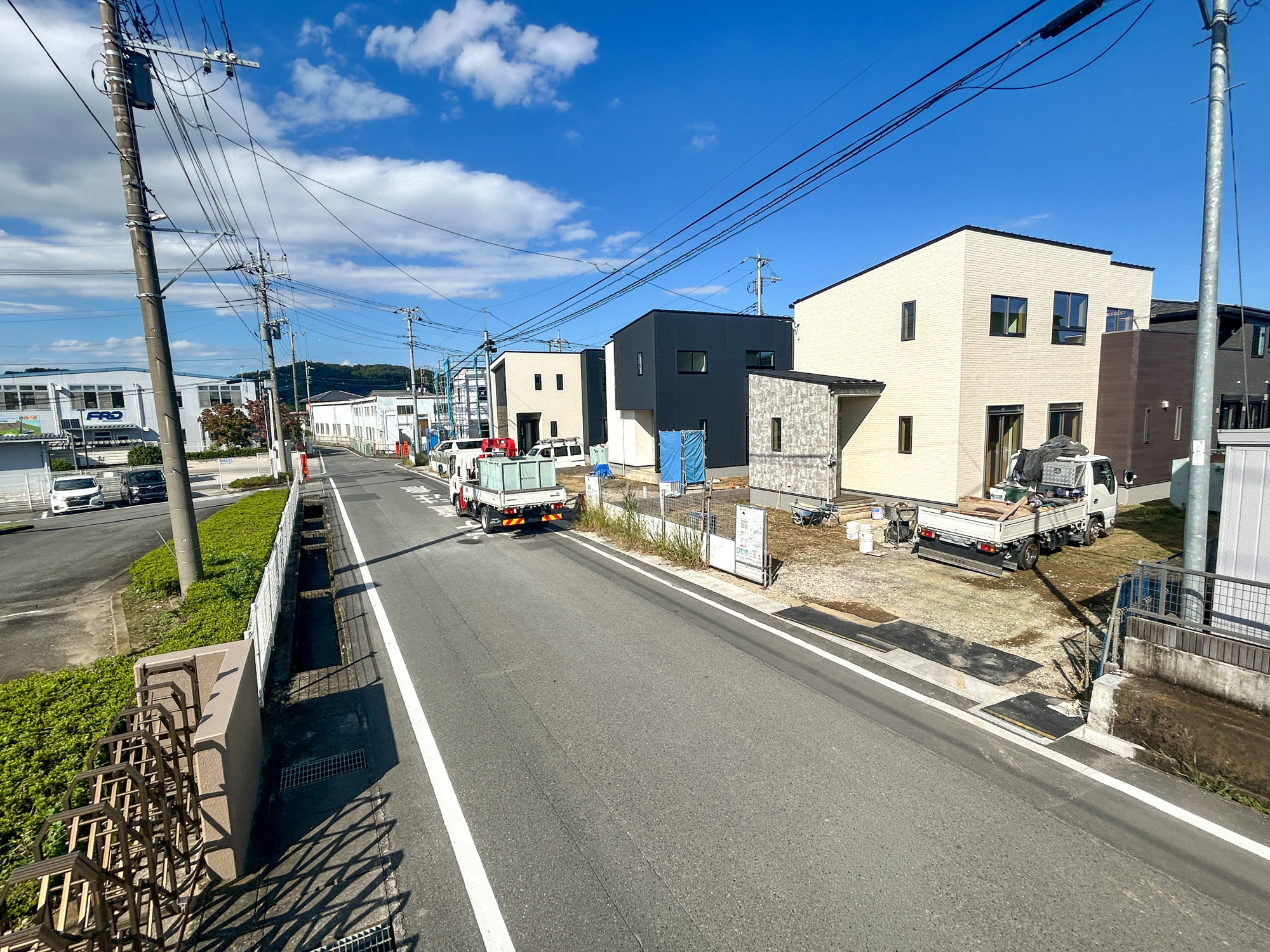 高崎市吉井町吉井第1期　新築住宅全4棟の前面道路含む現地写真|低層の一戸建てを中心とした街並みが整然と続き、周辺は高い建物が建っていないので、採光や開放性に恵まれ、空が広く緑の多い閑静な趣を感じる環境です。

