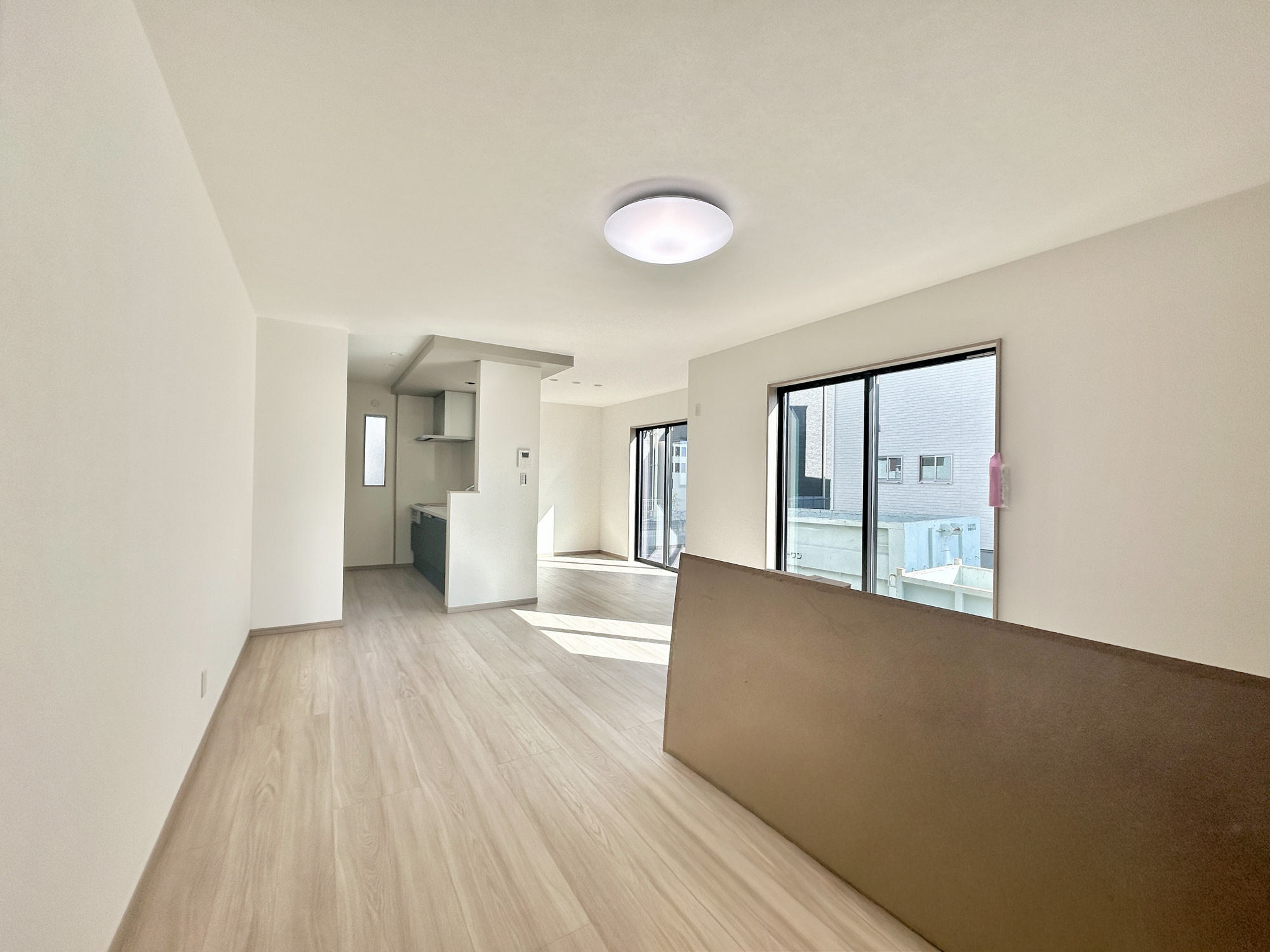高崎市吉井町吉井第1期　新築住宅全4棟の居間・リビング|室内にいても、たっぷりの陽光と爽やかな風を感じて頂ける、開放感あふれるリビングです。
ご家族と穏やかに過ごす、心地の良い時間が流れます。