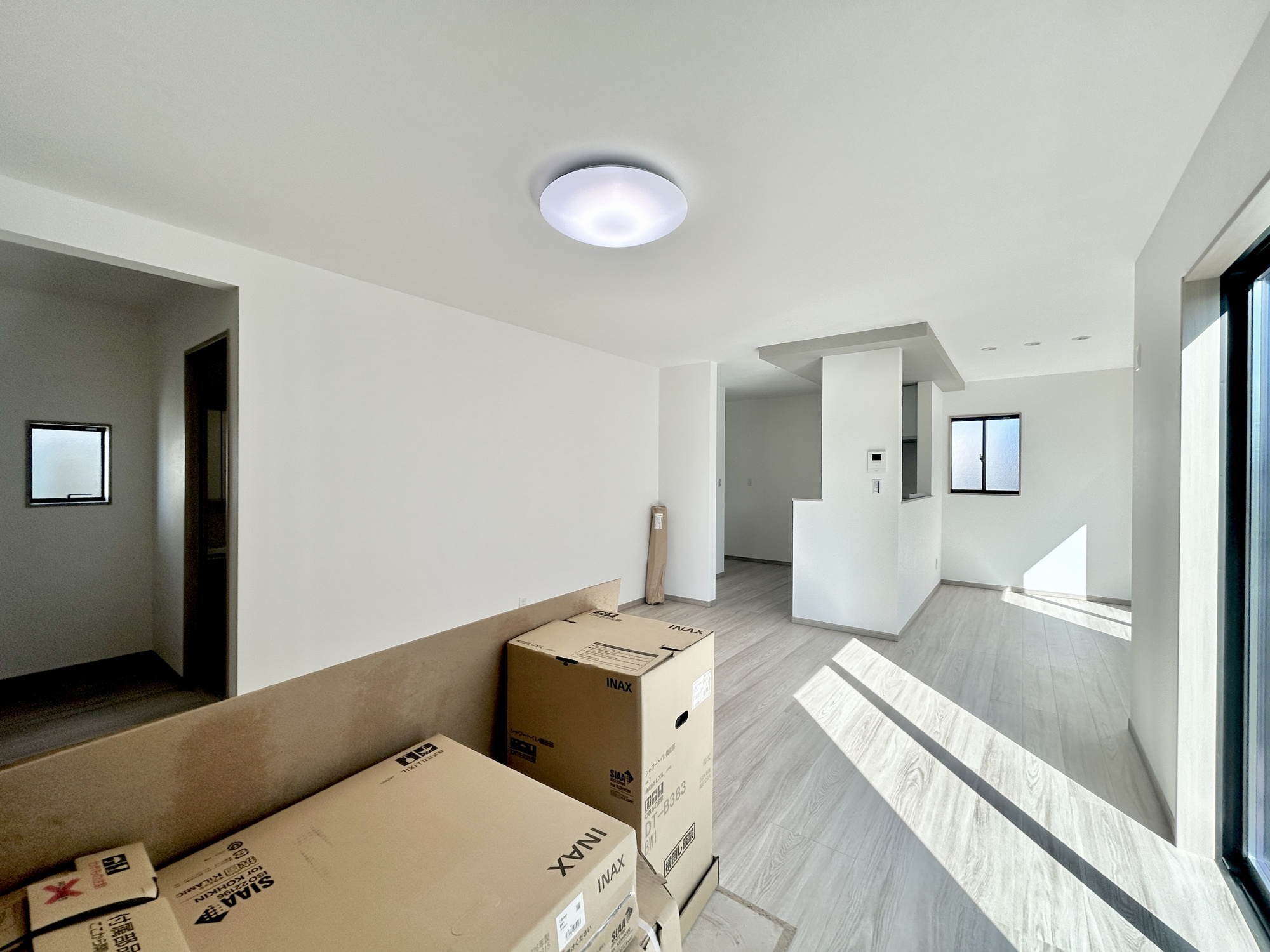 高崎市吉井町吉井第1期　新築住宅全4棟の居間・リビング|オープンな空間を生み出す、こだわりの広がりとゆとり。家族と過ごす時間を大切にしたい方にぴったりの明るくゆとりある住空間です。南側の窓からの日差しがリビングの隅々までしっかりと届きます！ 
