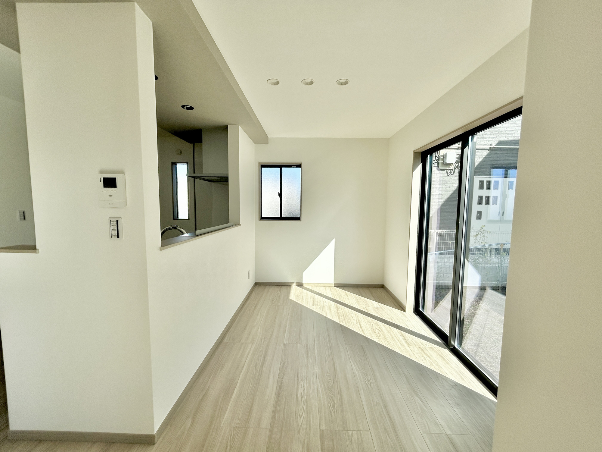 高崎市吉井町吉井第1期　新築住宅全4棟の居間・リビング|ここにはみんなが集い、食事と楽しい会話が始まる。話に夢中になりすぎて、ついつい時を忘れてしまう。そんな束の間の幸せを感じさせてくれる場所。