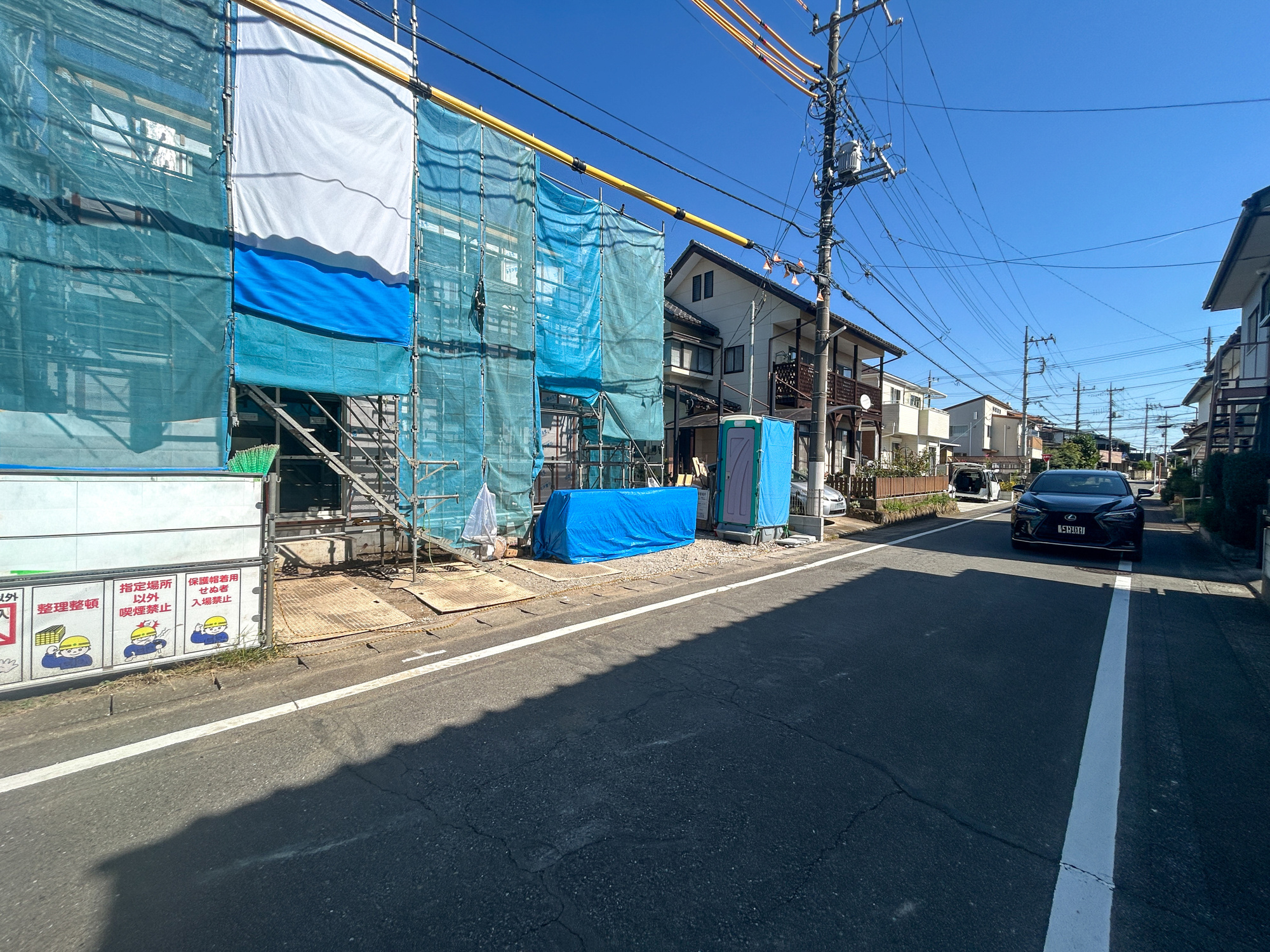 高崎市浜尻町　新築住宅全1棟の前面道路含む現地写真|低層の一戸建てを中心とした街並みが整然と続き、周辺は高い建物が建っていないので、採光や開放性に恵まれ、空が広く緑の多い閑静な趣を感じる環境です。

