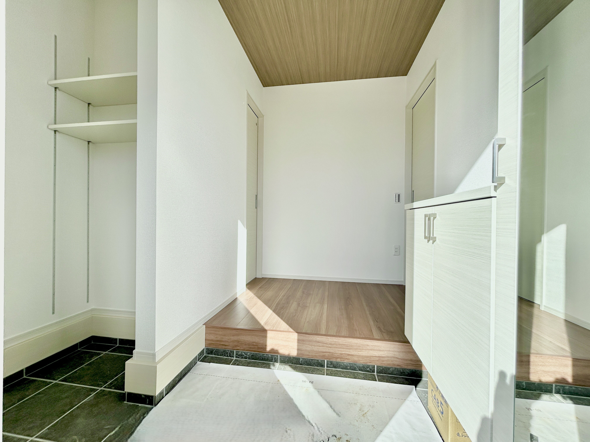宇都宮市不動前３丁目の新築一戸建のその他|【同社施工例】住まう人も来客も入った時にワクワクさせてくれるオシャレな玄関♪
収納もたっぷりあるので、靴がたくさんあっても安心！