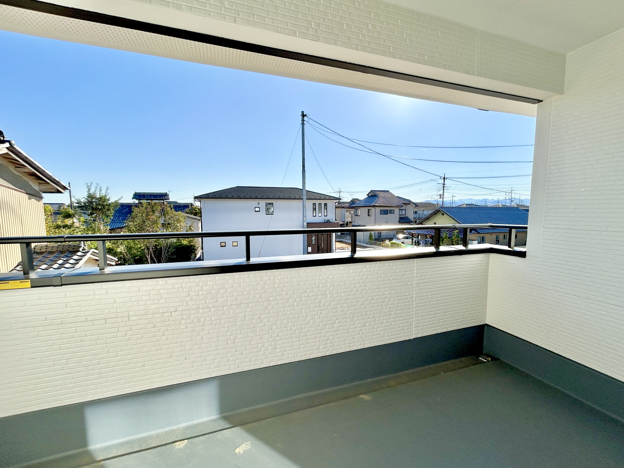 宇都宮市不動前３丁目の新築一戸建のその他|【同社施工例】南向きで陽当りの良いバルコニーは、物干しセットを追加すれば、一度にたくさんのお洗濯物が干せるのが魅力！