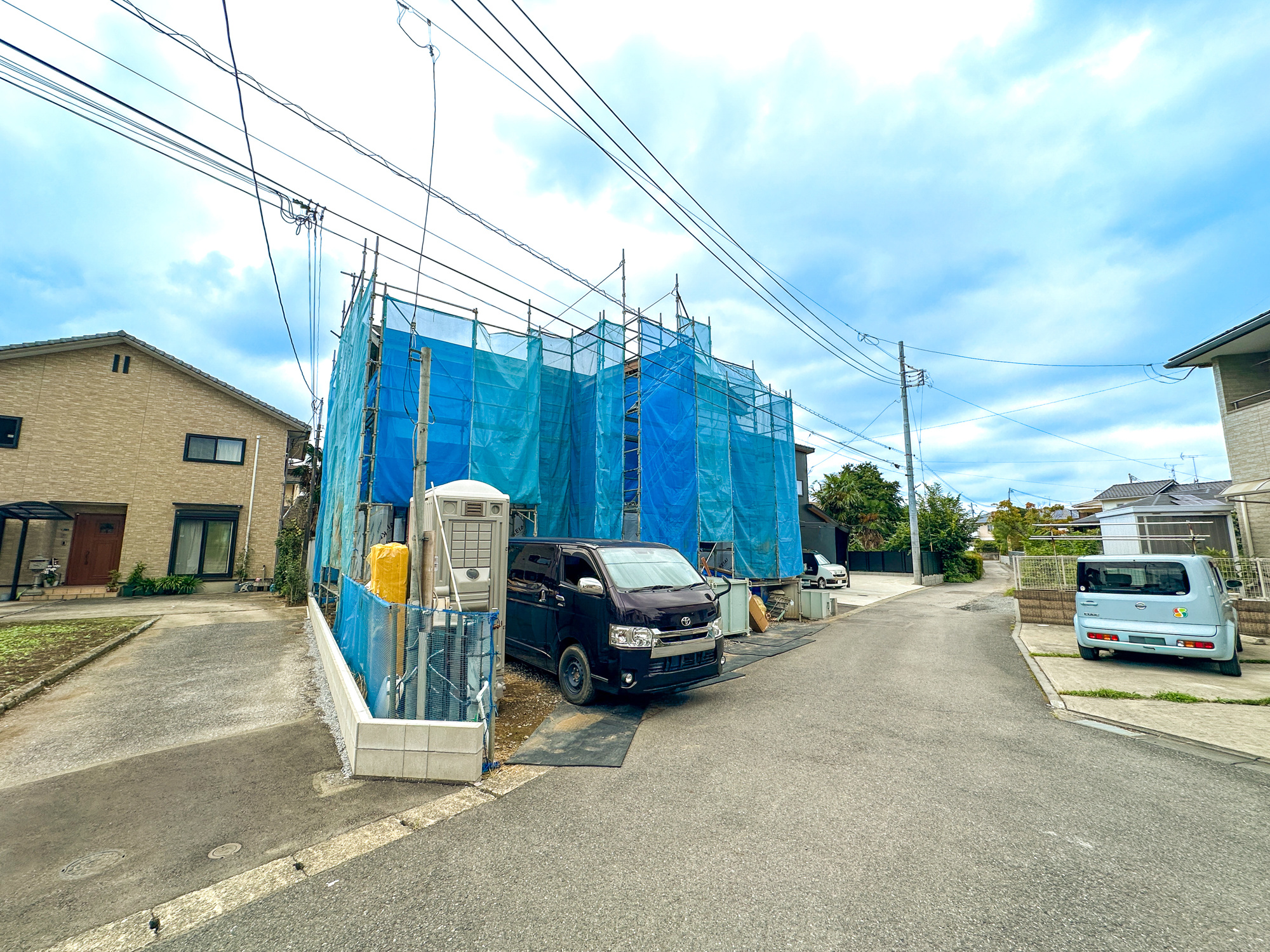宇都宮市不動前３丁目の新築一戸建の前面道路含む現地写真|低層の一戸建てを中心とした街並みが整然と続き、周辺は高い建物が建っていないので、採光や開放性に恵まれ、空が広く緑の多い閑静な趣を感じる環境です。