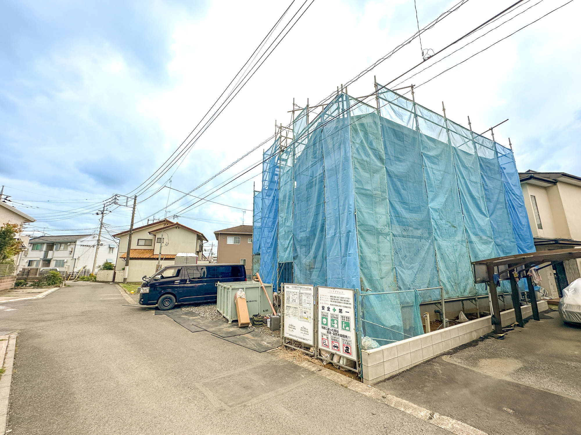 宇都宮市不動前３丁目の新築一戸建の前面道路含む現地写真|前面道路は閑静な住宅地をはしる車通りの少ない道路。お車の出し入れが苦手なママや小さなお子様にも安心ですね。しっかり舗装もされているので、ベビーカーや自転車で通っても快適に通行できます。