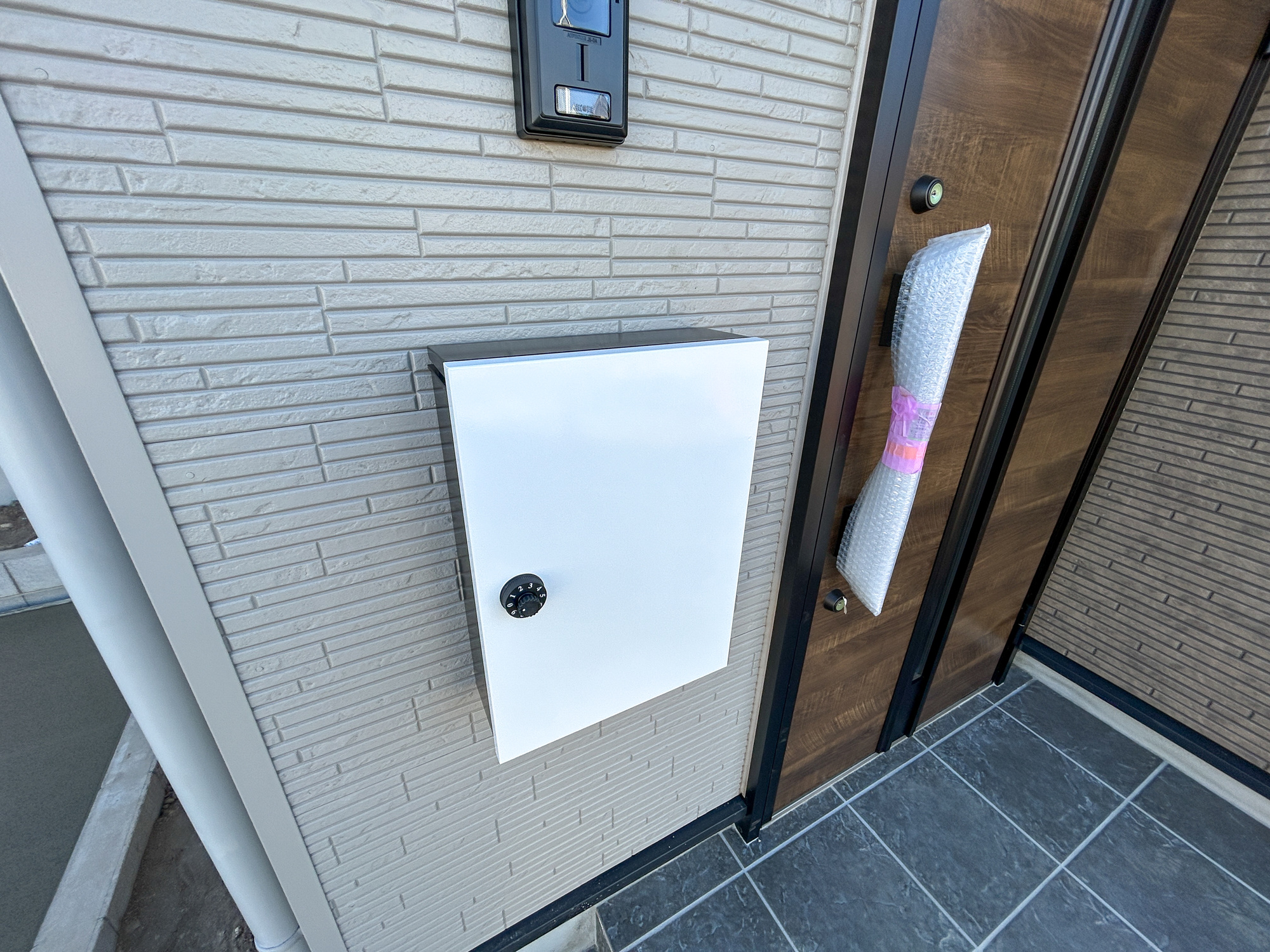 前橋市北代田町2期　新築住宅全3棟の設備|玄関わきに設置された郵便ポスト。玄関近くで取り出しにお庭まで行かずとも取れますね。