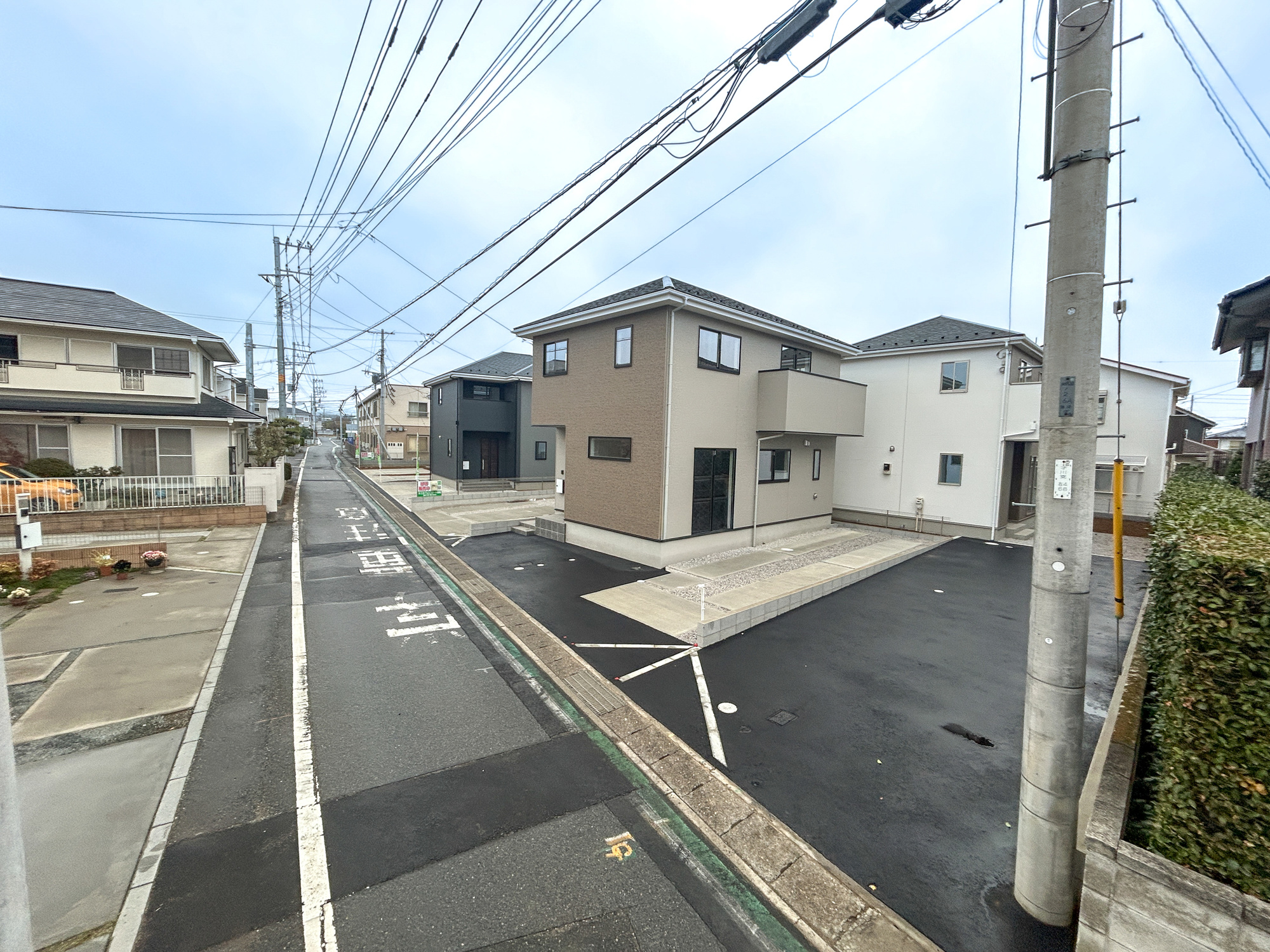 前橋市北代田町2期　新築住宅全3棟の前面道路含む現地写真|閑静な住宅地で子育て家族にピッタリ。毎日のお散歩も快適な緑に恵まれたエリアで、自然に包まれた穏やかな暮らしを実現するための、ゆとりある住環境が整っています。

