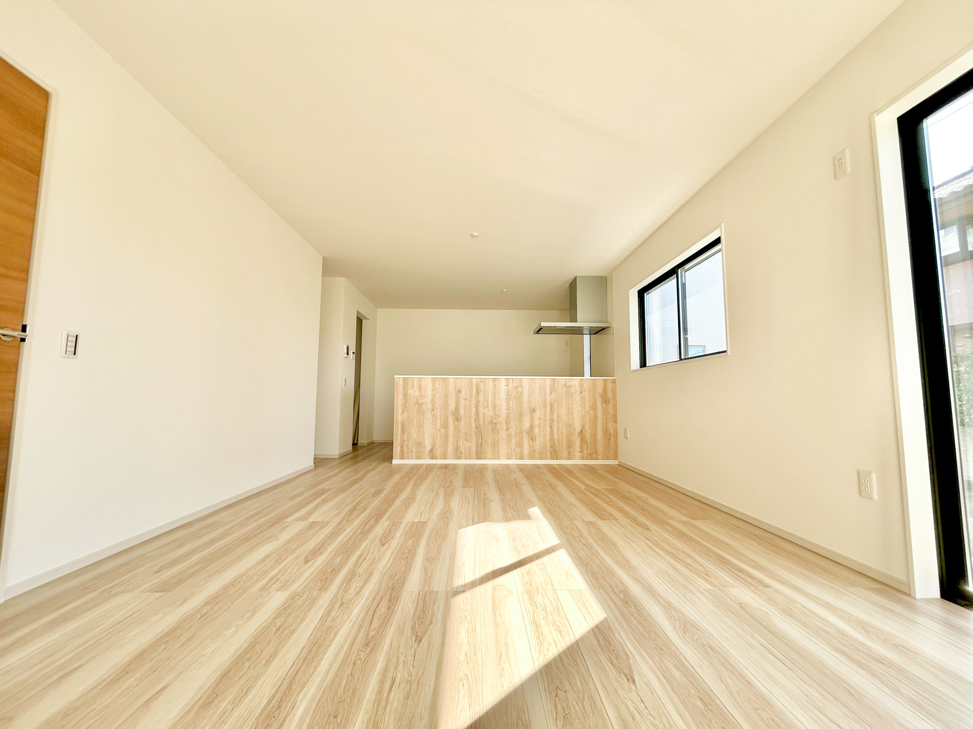 前橋市北代田町2期　新築住宅全3棟の居間・リビング|室内にいても、たっぷりの陽光と爽やかな風を感じて頂ける、開放感あふれるリビングです。
ご家族と穏やかに過ごす、心地の良い時間が流れます。
