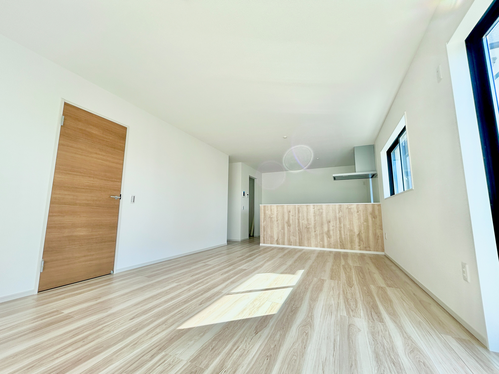 前橋市北代田町2期　新築住宅全3棟の居間・リビング|オープンな空間を生み出す、こだわりの広がりとゆとり。家族と過ごす時間を大切にしたい方にぴったりの明るくゆとりある住空間です。南側の窓からの日差しがリビングの隅々までしっかりと届きます！ 