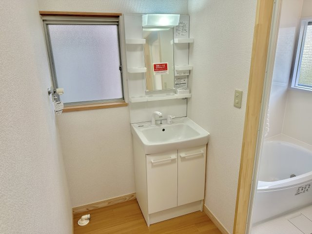 前橋市龍蔵寺町　中古住宅の独立洗面台|シャワー付水栓で洗面台でのシャンプーや毎日の掃除に大変便利ですね♪縁レスなのでお掃除も楽々できます！
