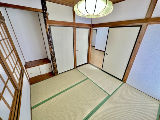 前橋市龍蔵寺町　中古住宅の和室|大きな窓からたっぷりの日差しが降り注ぐ明るい室内です。おしゃれな畳もアクセントになっています♪