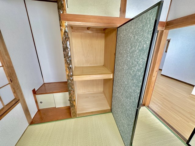 前橋市龍蔵寺町　中古住宅の収納|上段・下段と分かれており、奥行きもしっかりあるため、収納力の高さが魅力。季節モノや来客用のお布団など、お子様のおもちゃなど収納でき、お部屋にスペースを生まれます。引違い戸でデッドスペースなし！