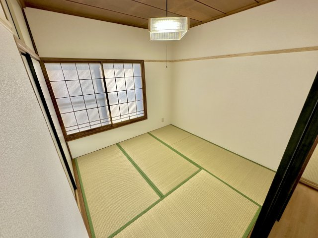 前橋市龍蔵寺町　中古住宅の寝室|部屋の隅々に明るい光が満ちるお部屋。明るい日差しがあれば、気分もいつもごきげんで温かい空間が生まれます♪