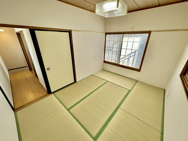 前橋市龍蔵寺町　中古住宅の子供部屋|充分な広さと収納機能を備えた部屋はお子様の自発性と成長を促します。お子様の成長を支える、勉強や好きなことに没頭する学びの空間にどうぞ。