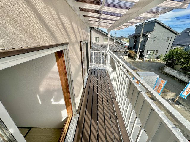 前橋市龍蔵寺町　中古住宅のバルコニー|奥行きのあるバルコニー！日々の洗濯物はもちろん、布団などの大物もたくさん干していただけます♪