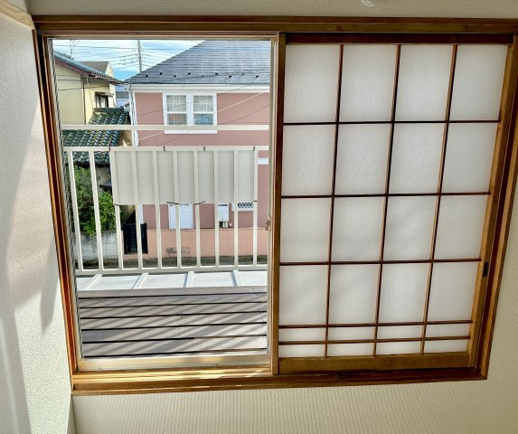 前橋市龍蔵寺町　中古住宅の設備|バルコニーに繋がる大きな窓からは明るい陽射しが差し込みます