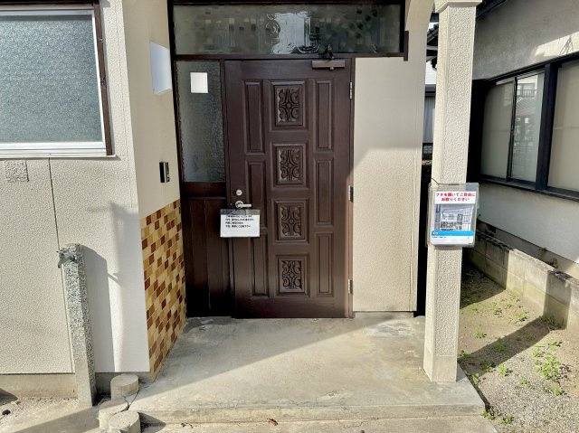 前橋市龍蔵寺町　中古住宅の玄関|玄関の上には屋根があるので雨の日も安心です♪
