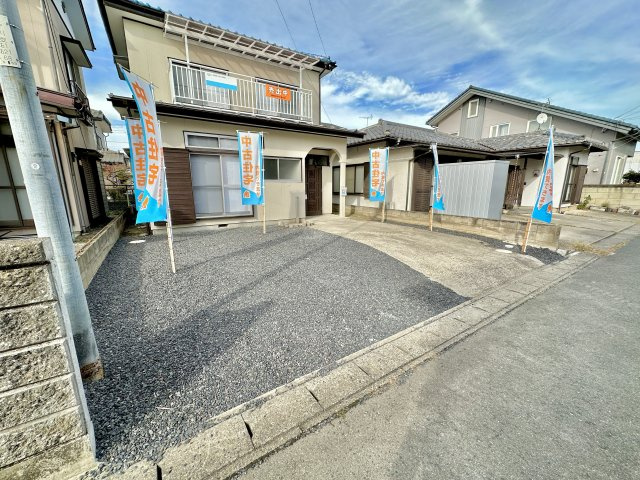 前橋市龍蔵寺町　中古住宅の駐車場|広々とした駐車場には2台駐車が可能♪