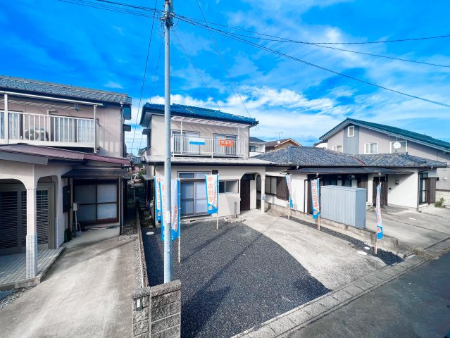 前橋市龍蔵寺町　中古住宅の前面道路含む現地写真|閑静な住宅地で子育て家族にピッタリ。毎日のお散歩も快適な緑に恵まれたエリアで、自然に包まれた穏やかな暮らしを実現するための、ゆとりある住環境が整っています。緑の潤いを感じながらホッと生活できそう。