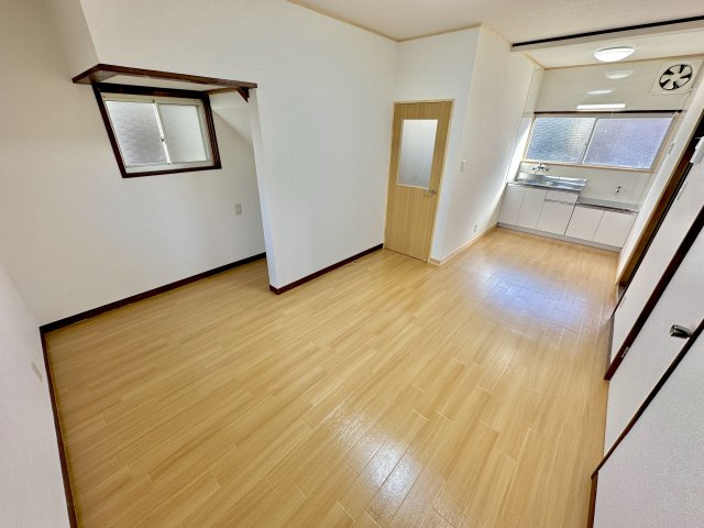 前橋市龍蔵寺町　中古住宅の居間・リビング|室内にいても、たっぷりの陽光と爽やかな風を感じて頂ける、開放感あふれるリビングです。
ご家族と穏やかに過ごす、心地の良い時間が流れます。