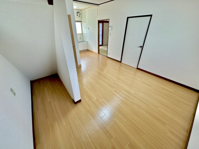 前橋市龍蔵寺町　中古住宅の居間・リビング|家族の笑い声が聞こえてきそうな大空間♪大きめのLDKはそれだけで心が和みます。家族揃ってリビングで過ごすお休みの日が、楽しみになる場所となります♪